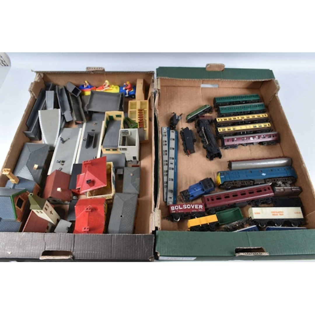 A COLLECTION OF UNBOXED TT, OO AND N GAUGE MODEL RAILWAY ITE...