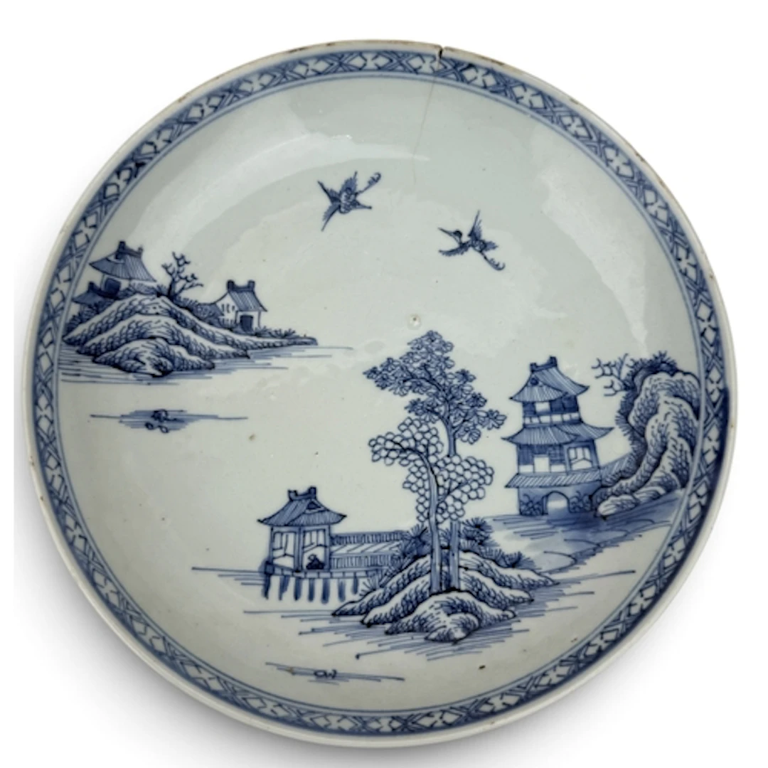 A CHINESE EXPORT BLUE AND WHITE SAUCER DISH, QIANLONG Painte...