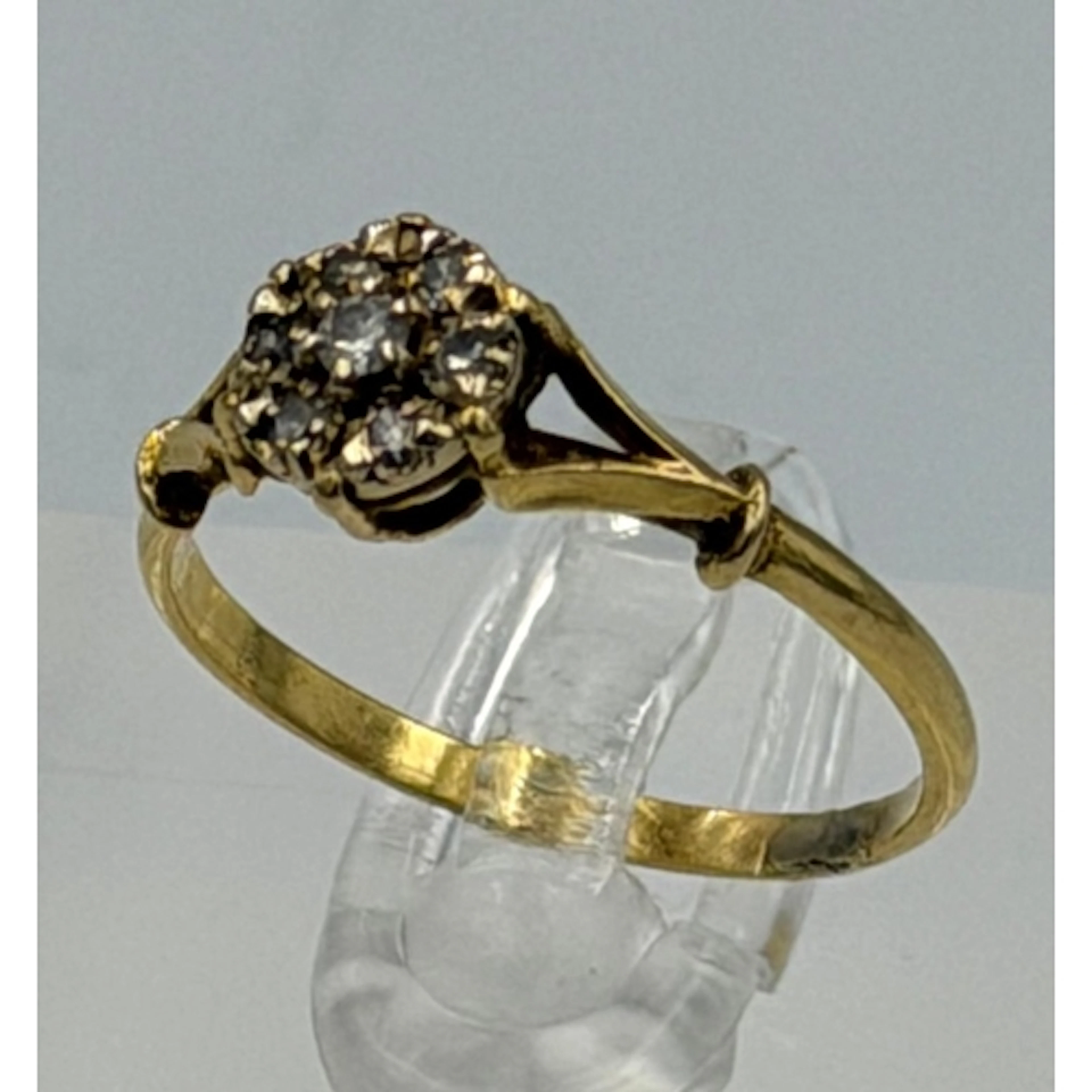 An 18ct yellow gold diamond ring in a cluster style, approxi...