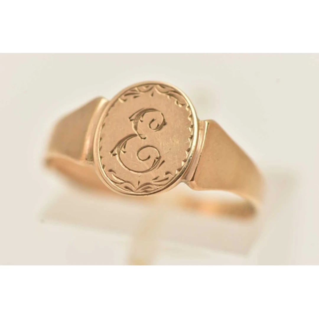 A 9CT INITIAL 'E' SIGNET RING, hallmarked 9ct Birmingham, ri...