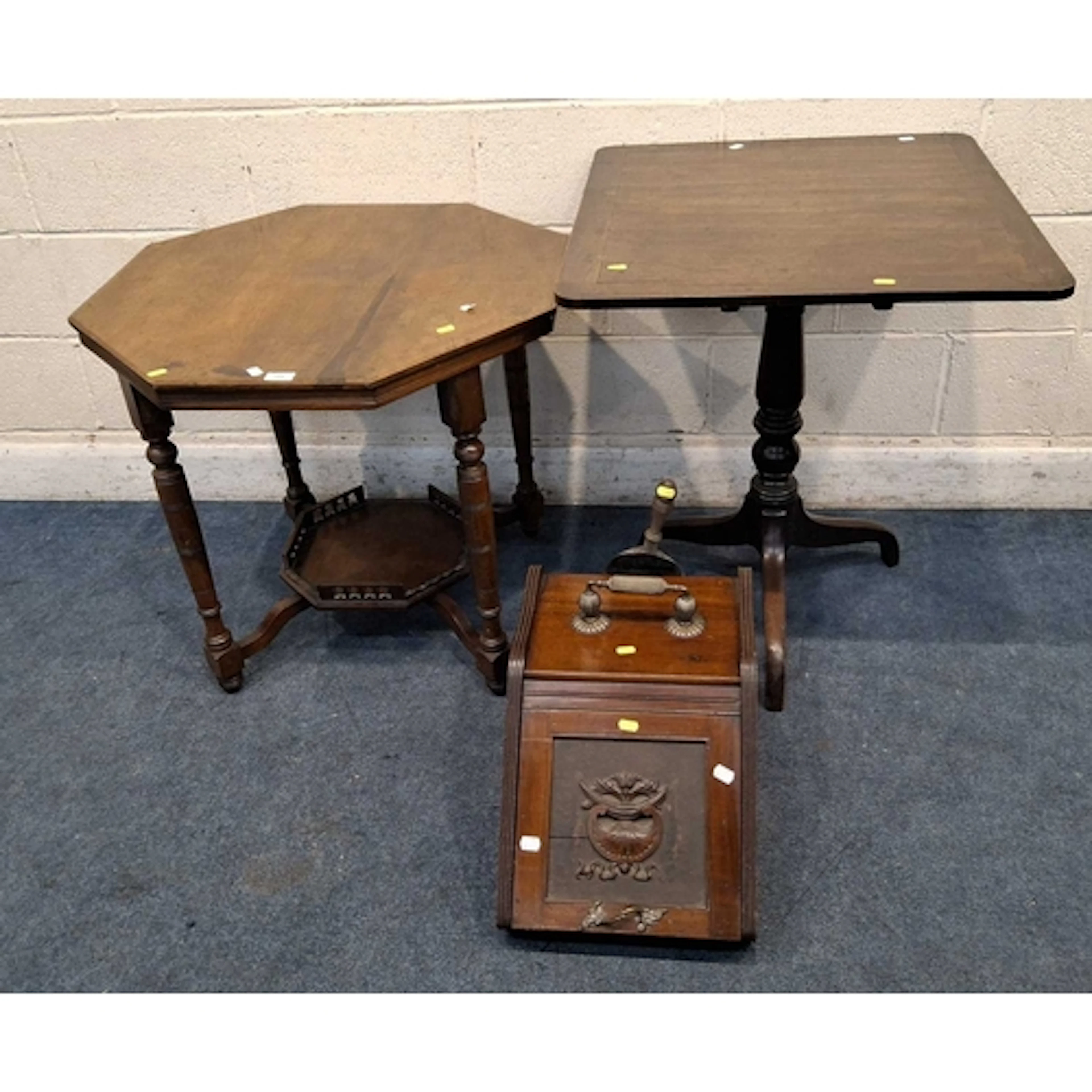 AN EARLY 20TH CENTURY OCTAGONAL CENTRE TABLE, raised on turn...