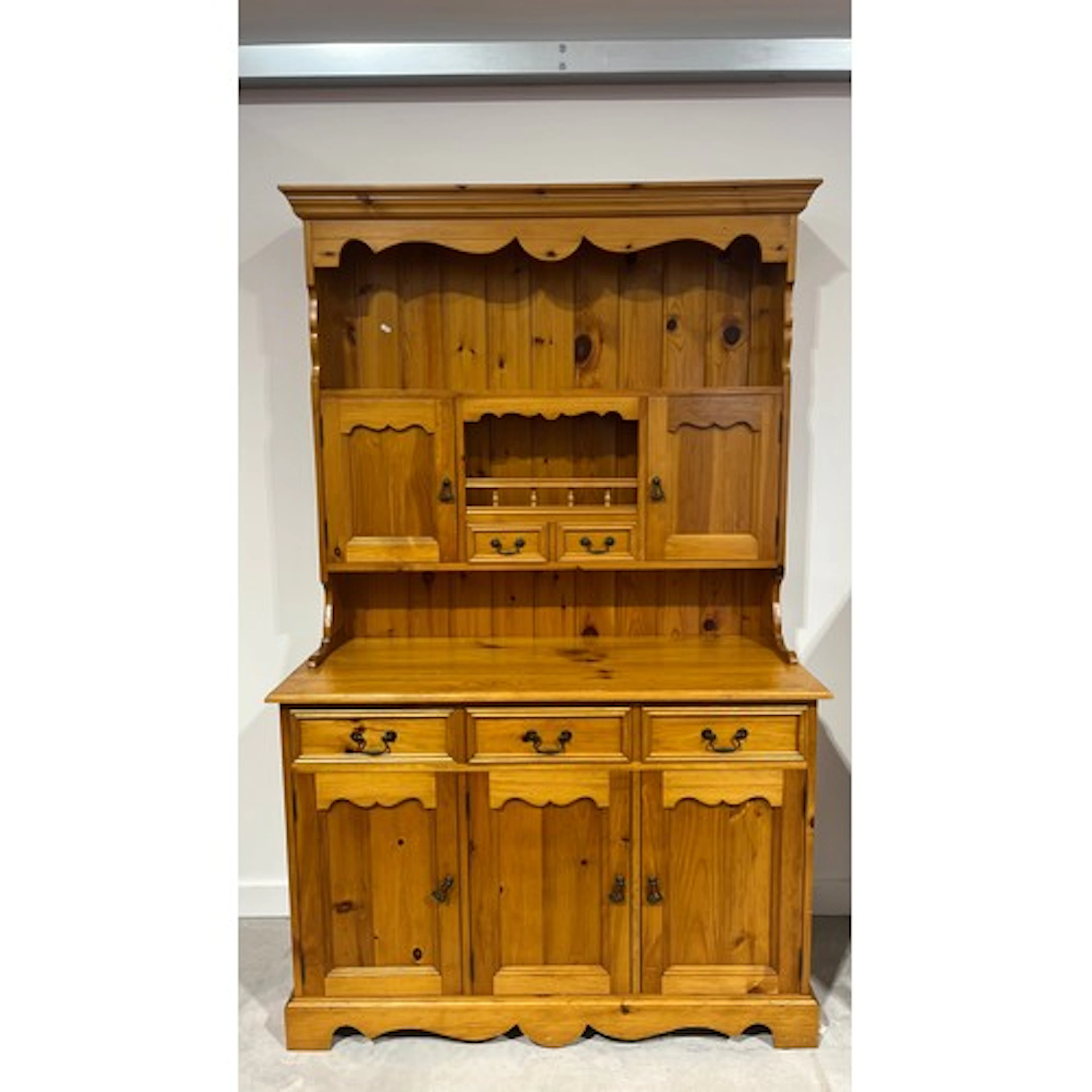 Pine dresser with projected moulded cornice over open shelve...