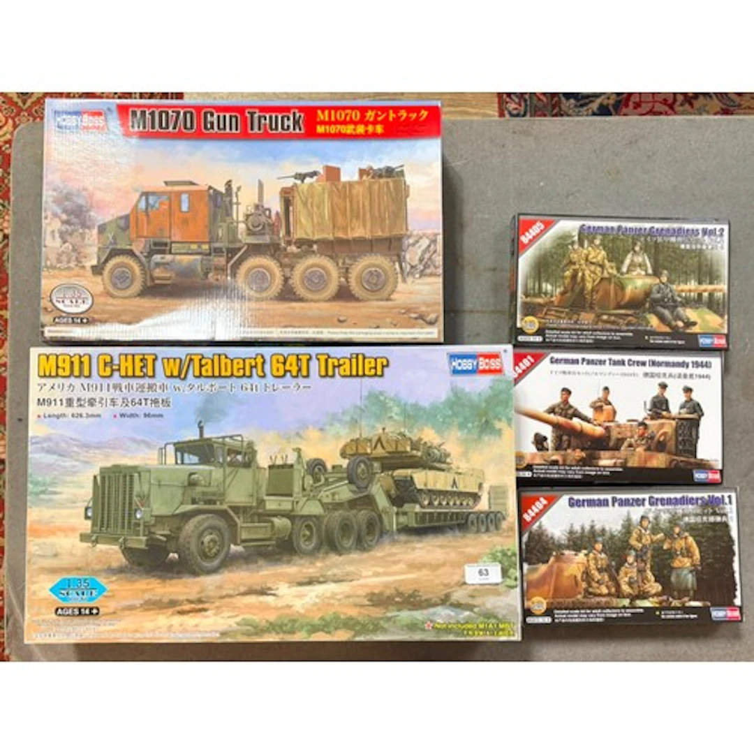 A group of five assorted Hobby Boss military model kits, 1:3...
