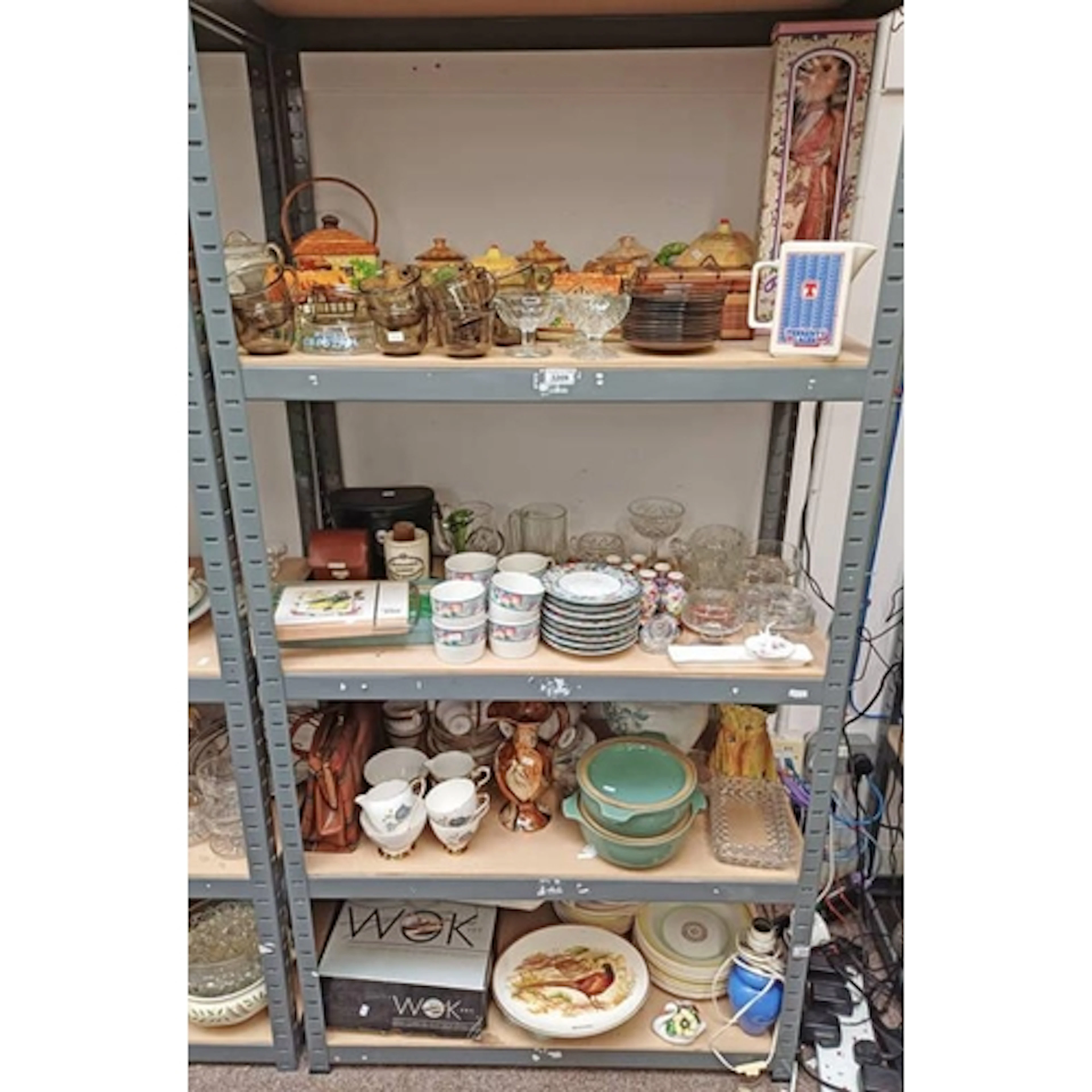SELECTION OF VARIOUS ITEMS INCLUDING DENBY LIDDED DISHES, BE...