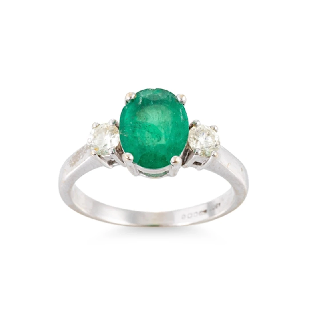 AN EMERALD AND DIAMOND THREE STONE RING, mounted in 18ct yel...