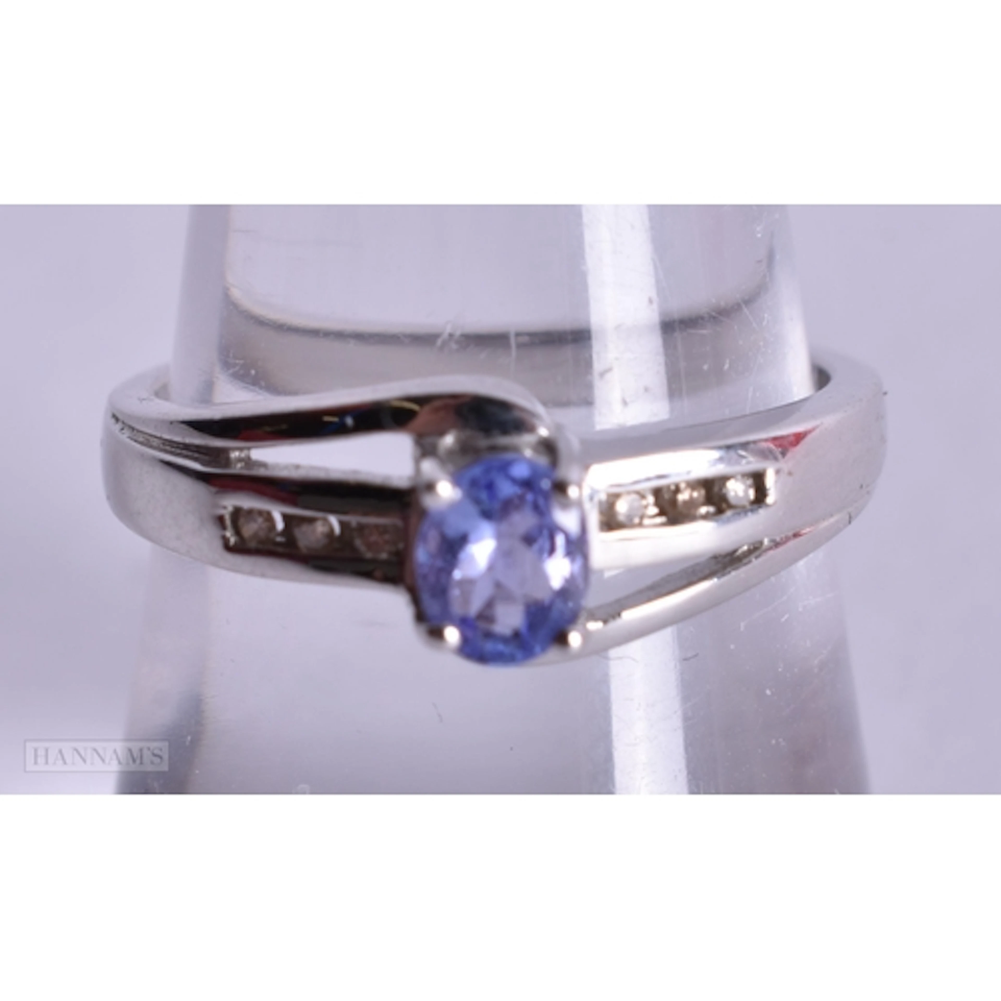 9ct white gold tanzanite diamond ring (3g). O.