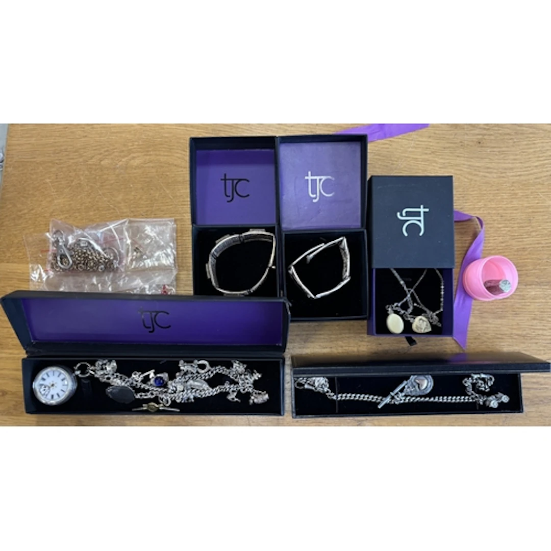 Collection with ranges of 9ct gold, silver and costume jewel...
