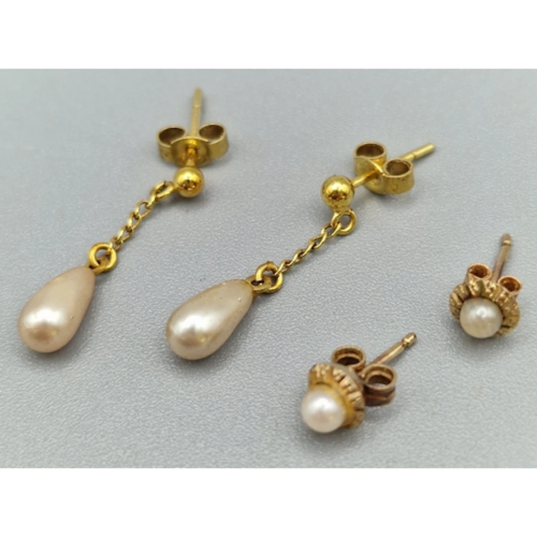 Two pairs of 9ct gold and pearl earrings. 1.5g approx. (B.P....