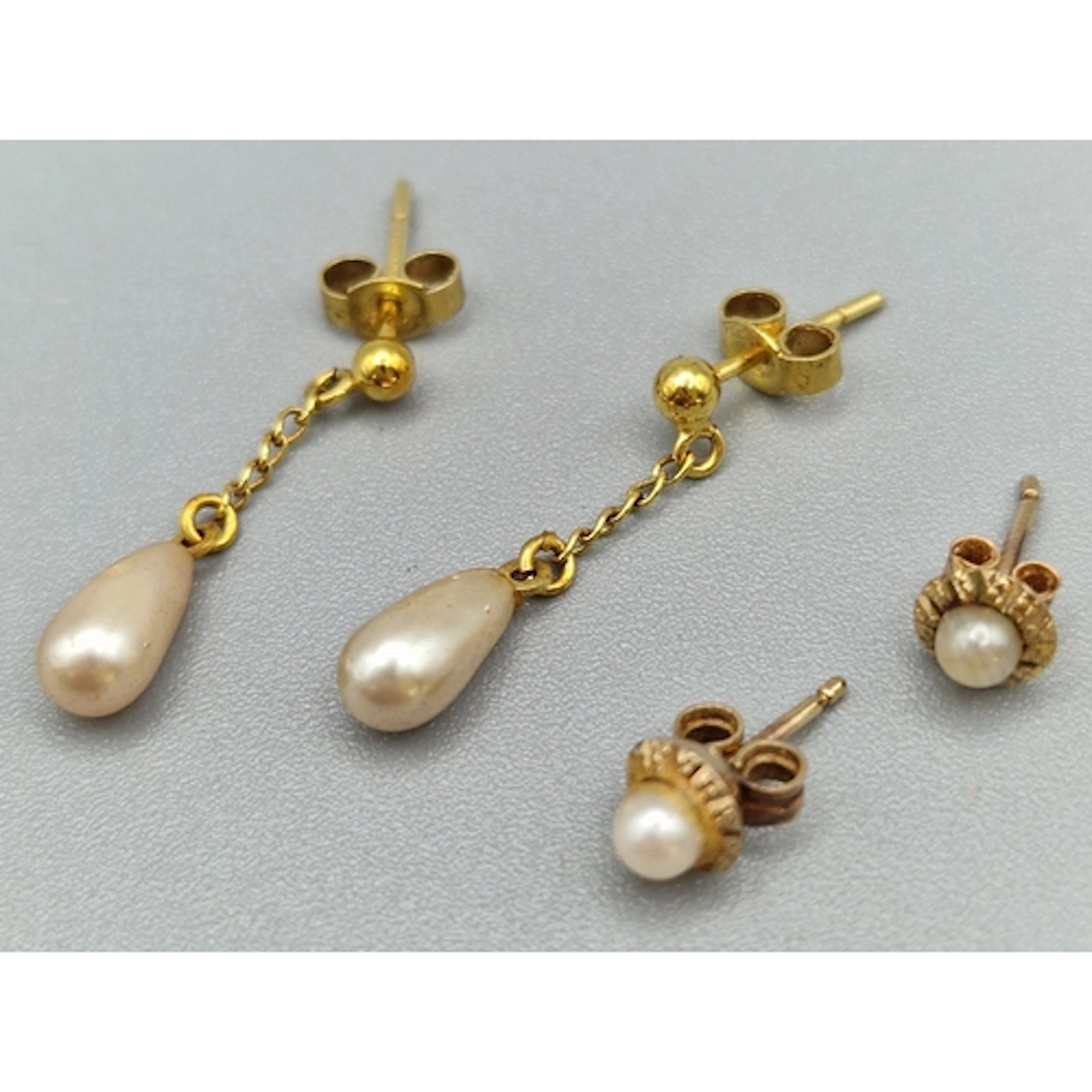 Two pairs of 9ct gold and pearl earrings. 1.5g approx. (B.P....
