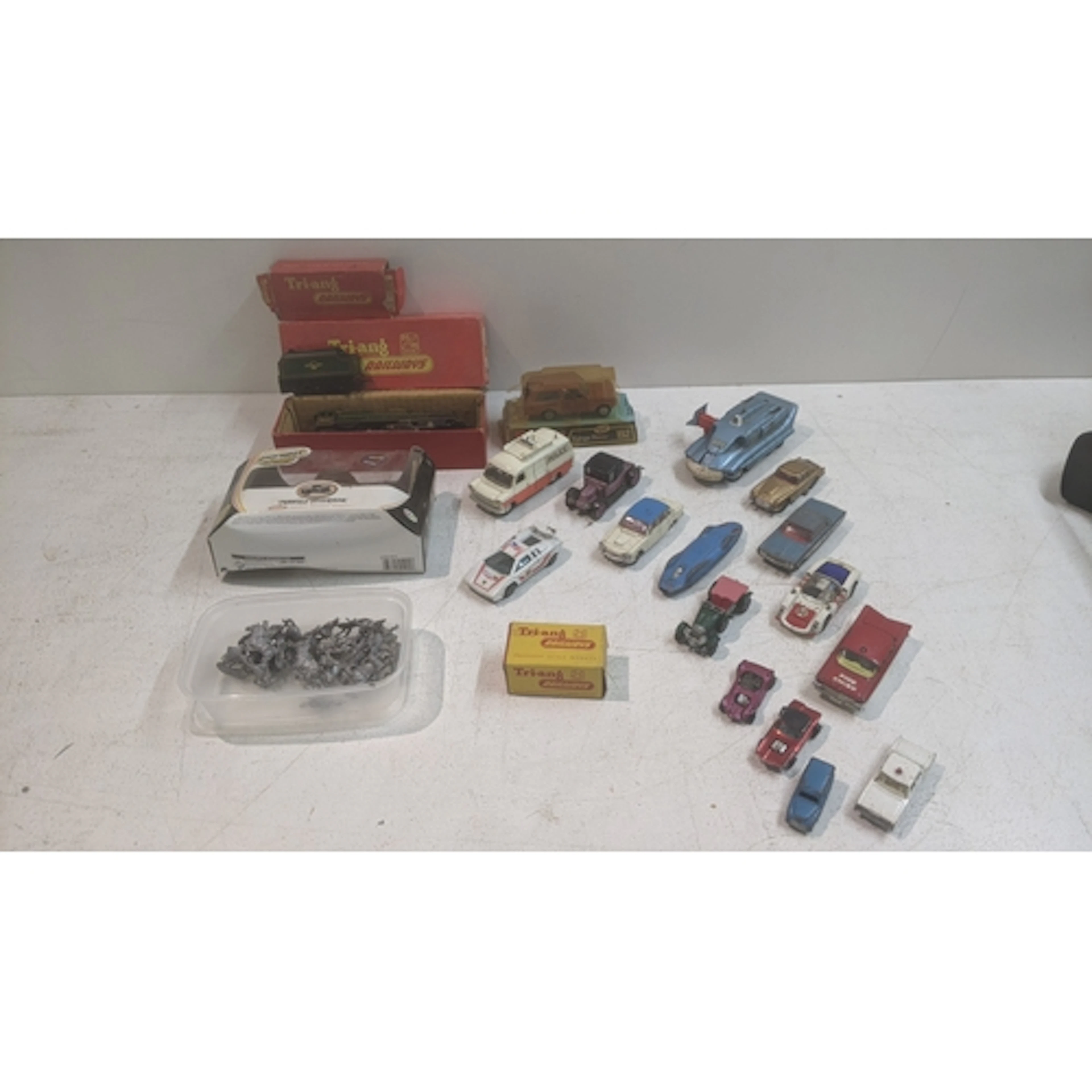 A collection of vintage toys to include a boxed Triang 00 ga...