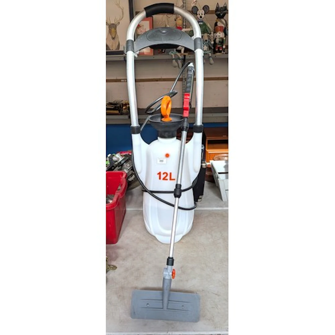 A 12L wheel along car cleaning tank with brush