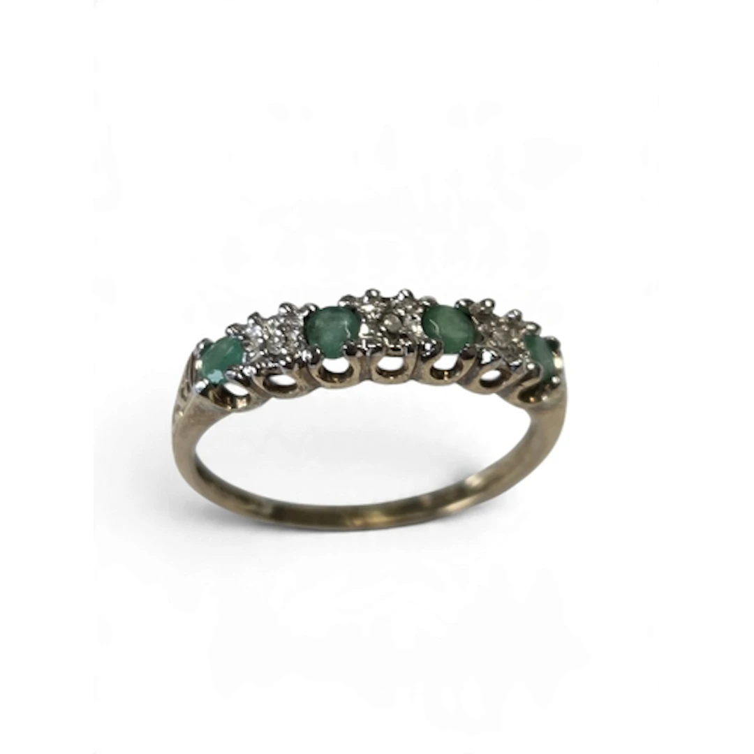 A good 9-carat gold seven-stone diamond and emerald ring, th...