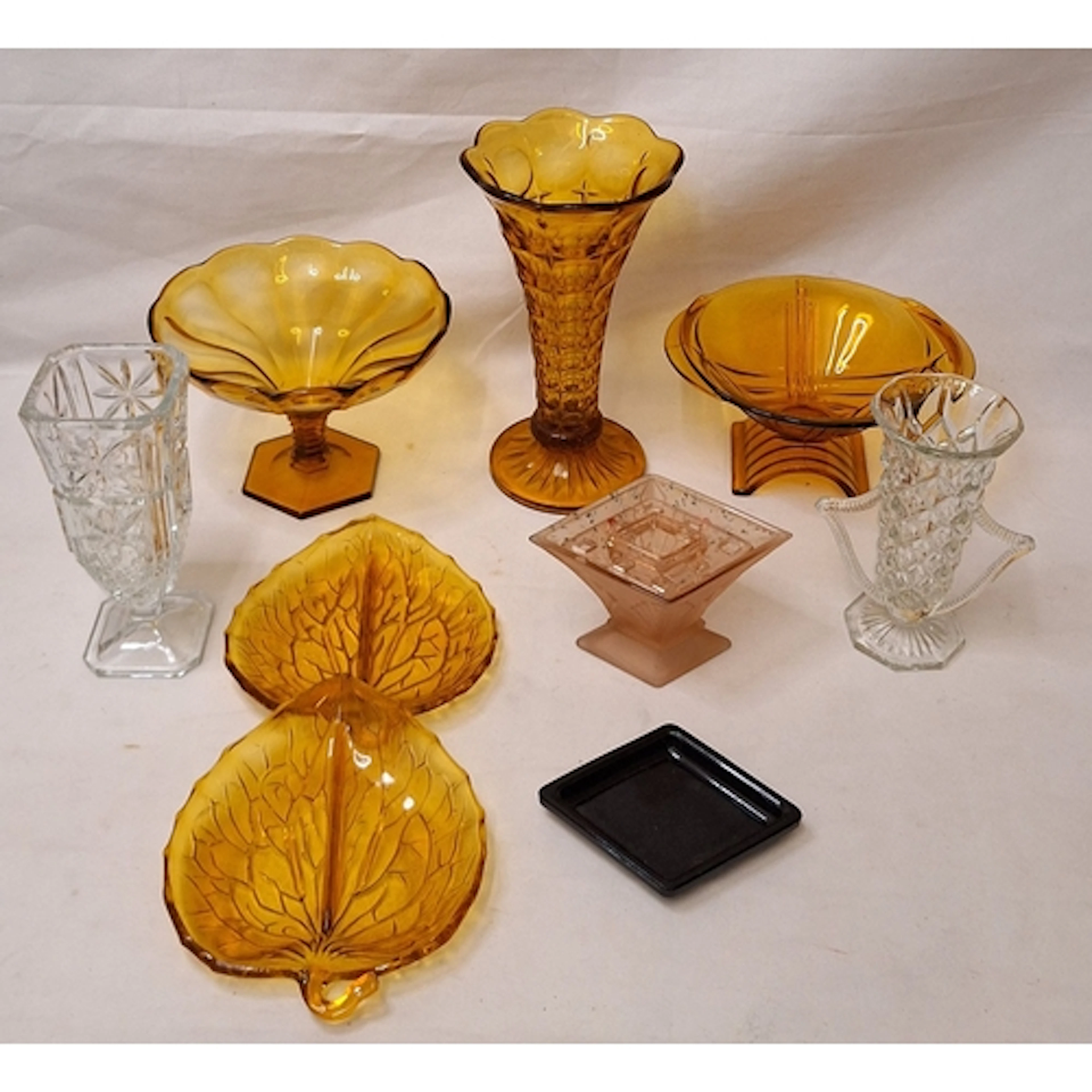 Vintage Glassware incl. 2 footed bowls, 2 leaf shaped dishes...
