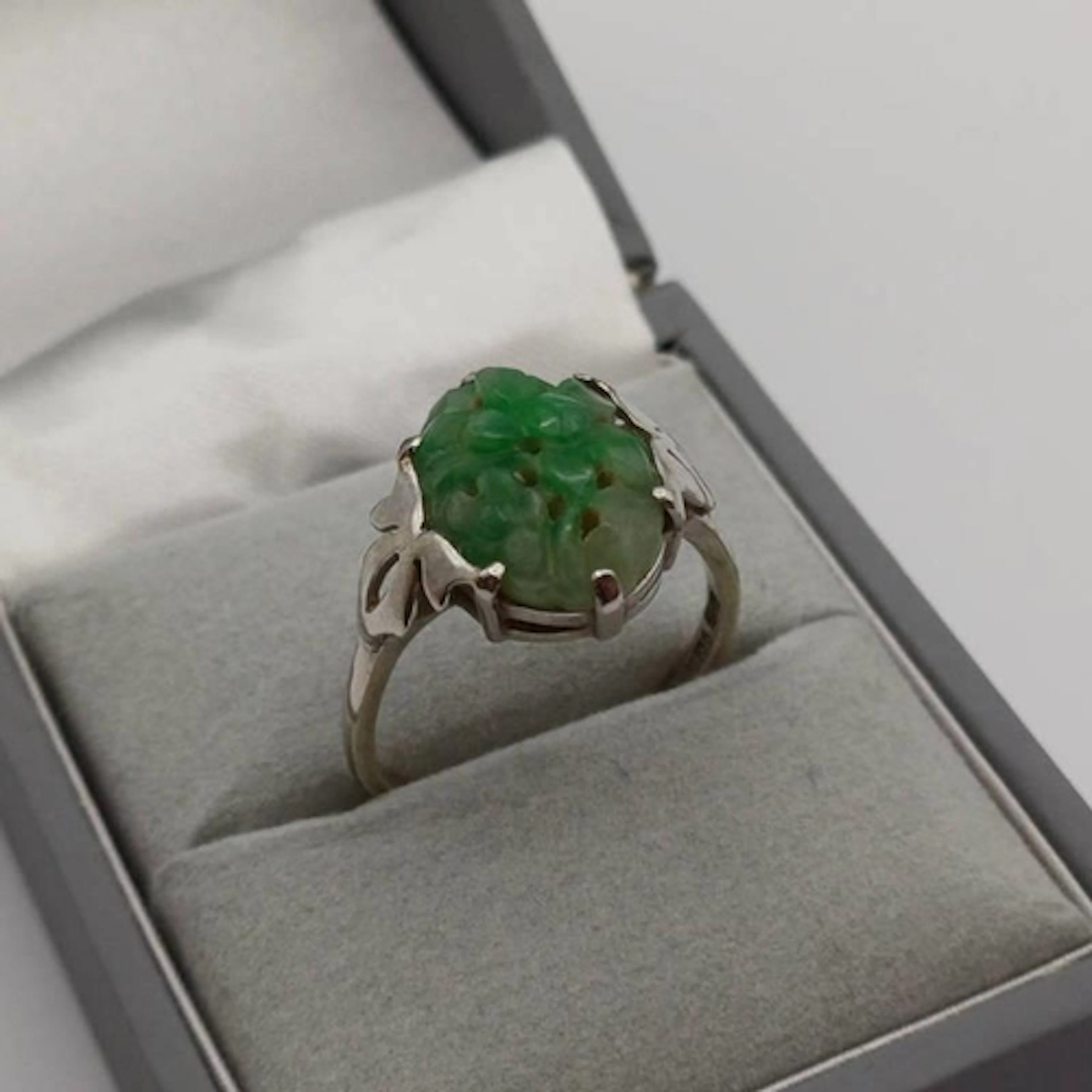 9CT GOLD & PALLADIUM CARVED JADE RING - RING SIZE P, 3.6 G