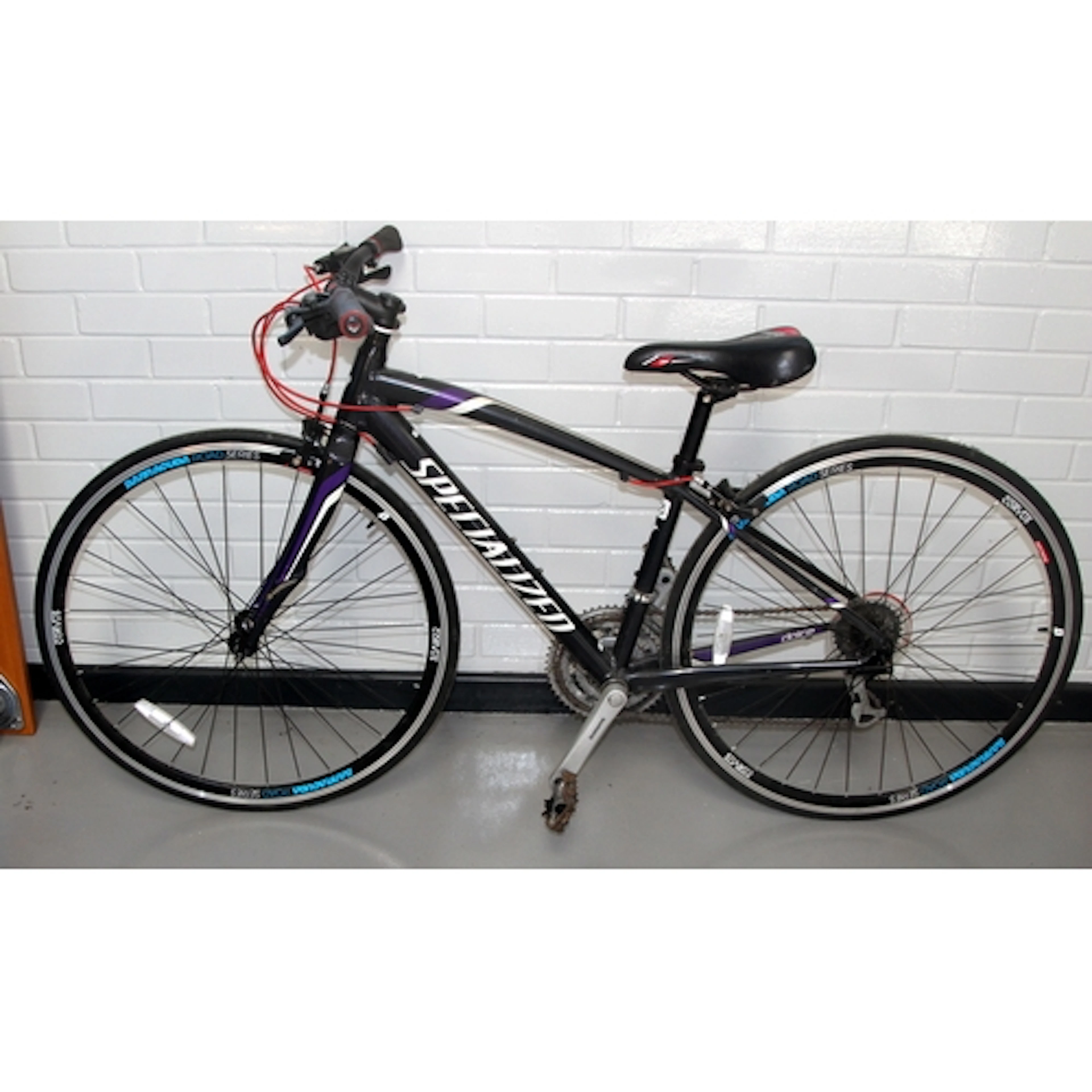 Specialized Dulce road bike. 15" frame, 26" wheels, 21 gears