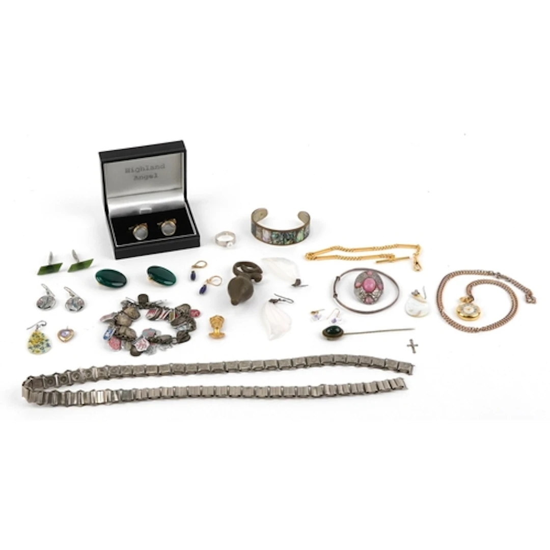 Antique and later jewellery including a bloodstone design st...
