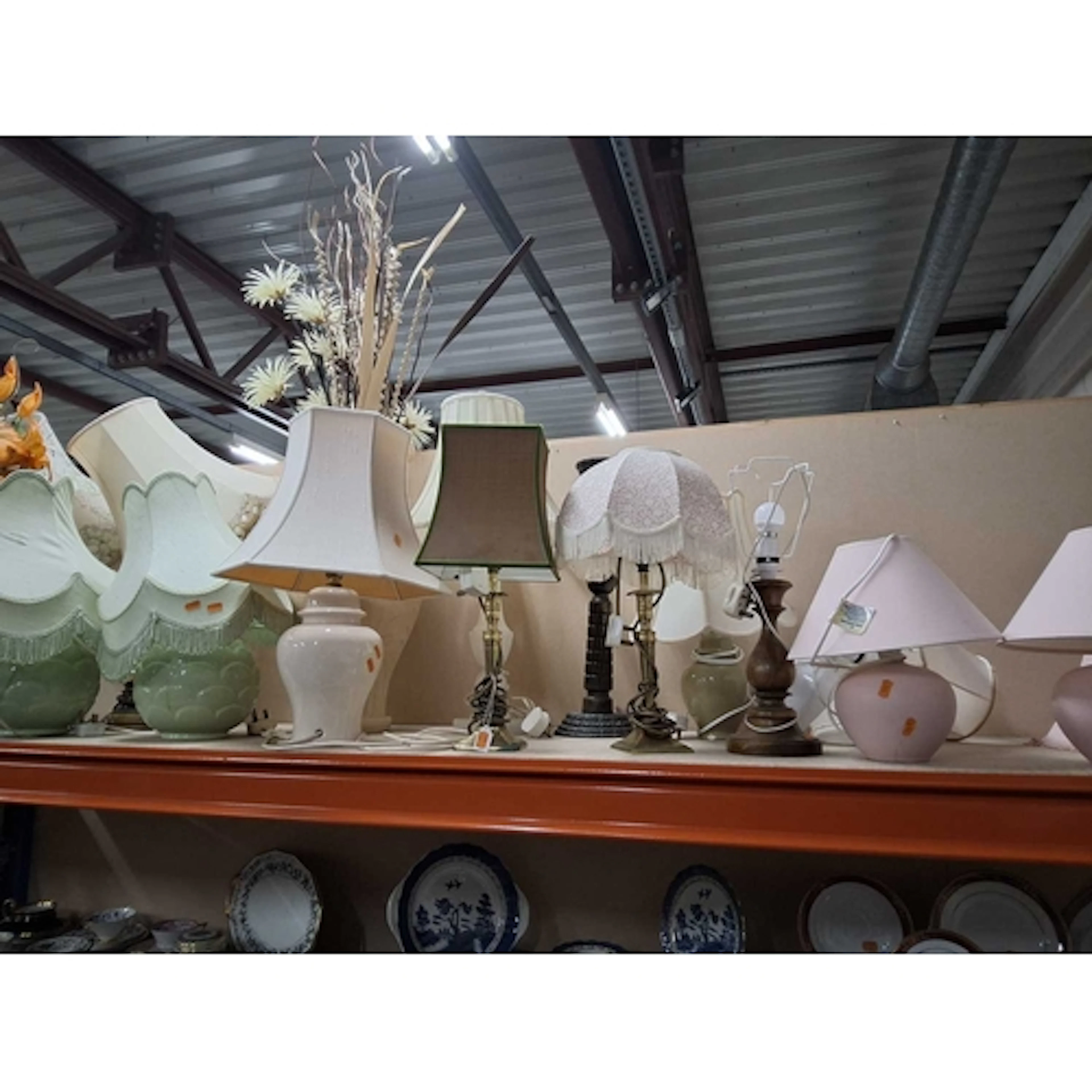 A GROUP OF VINTAGE LAMPS AND VASES to include a pair of pink...