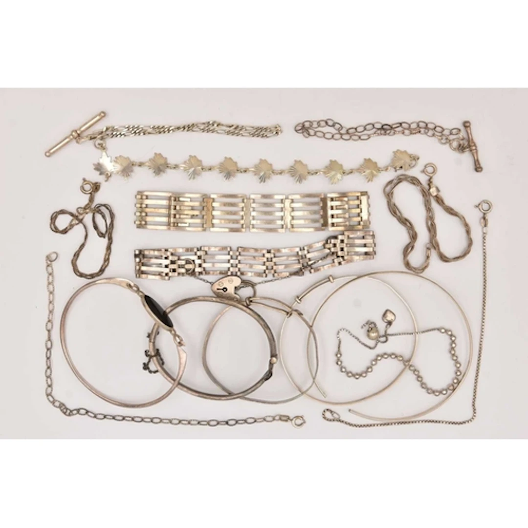 AN ASSORTMENT OF SILVER/WHITE METAL BANGLES AND BRACELETS, t...