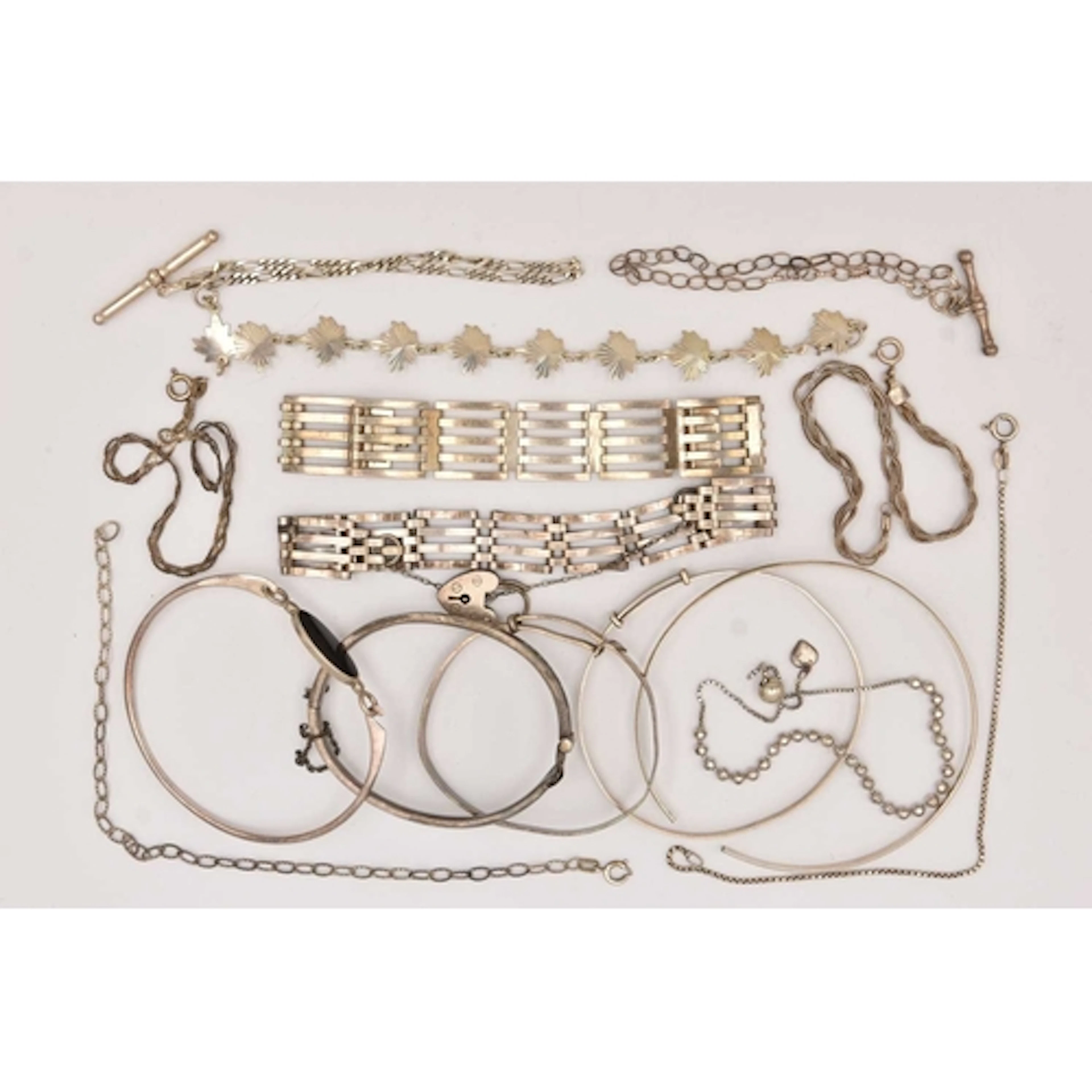 AN ASSORTMENT OF SILVER/WHITE METAL BANGLES AND BRACELETS, t...