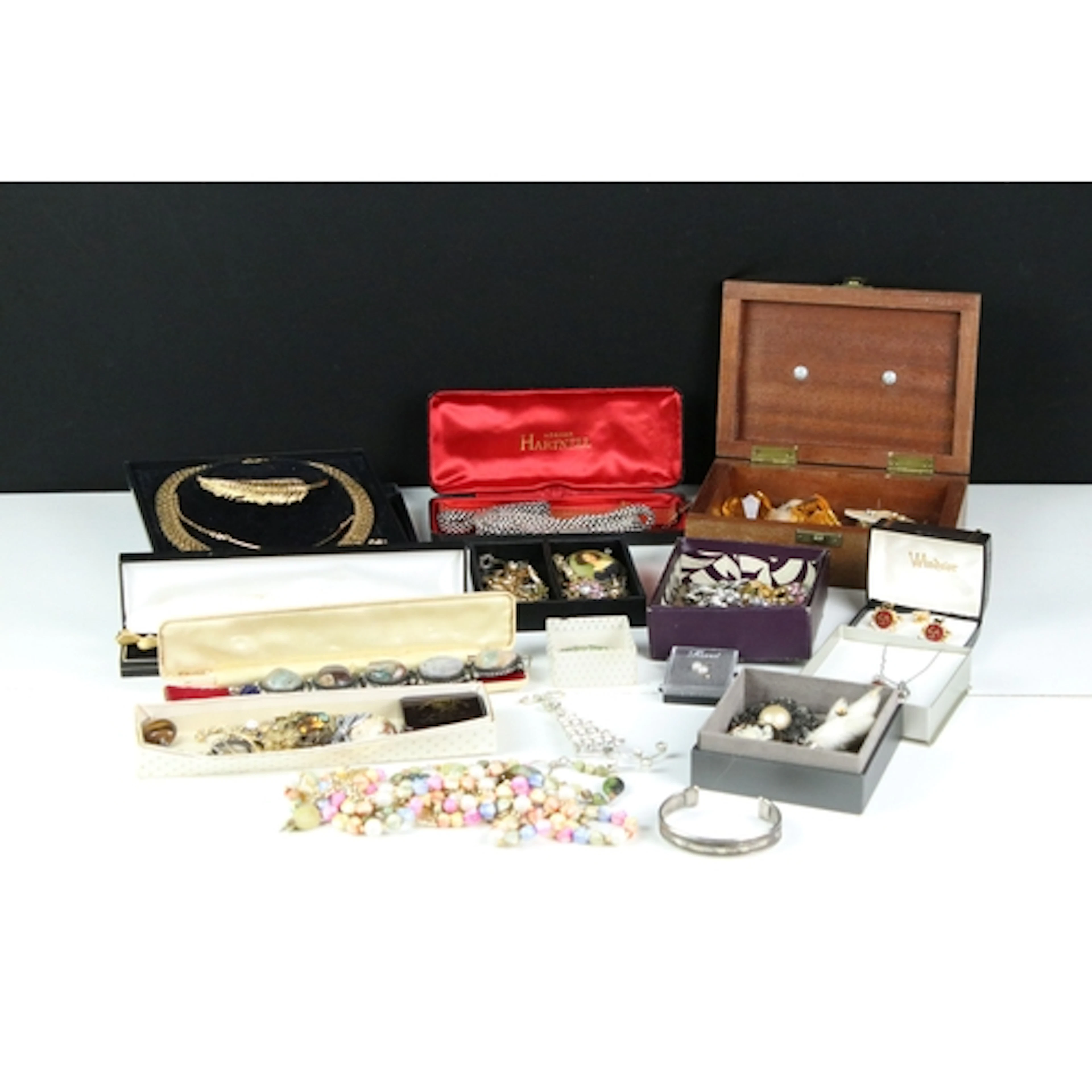 Collection of vintage costume jewellery to include brooches,...