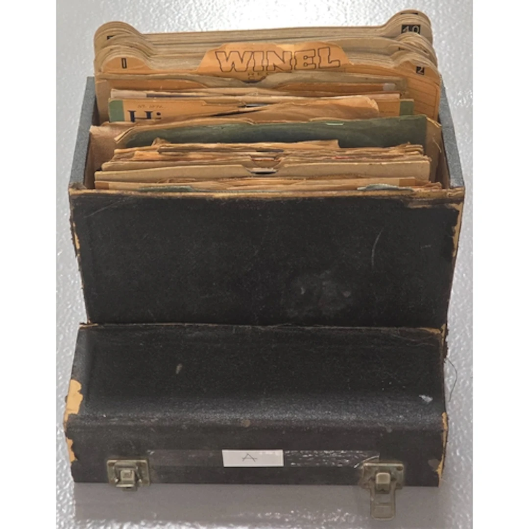 A case of jazz/swing 78rpm gramophone records. Artists "A" t...