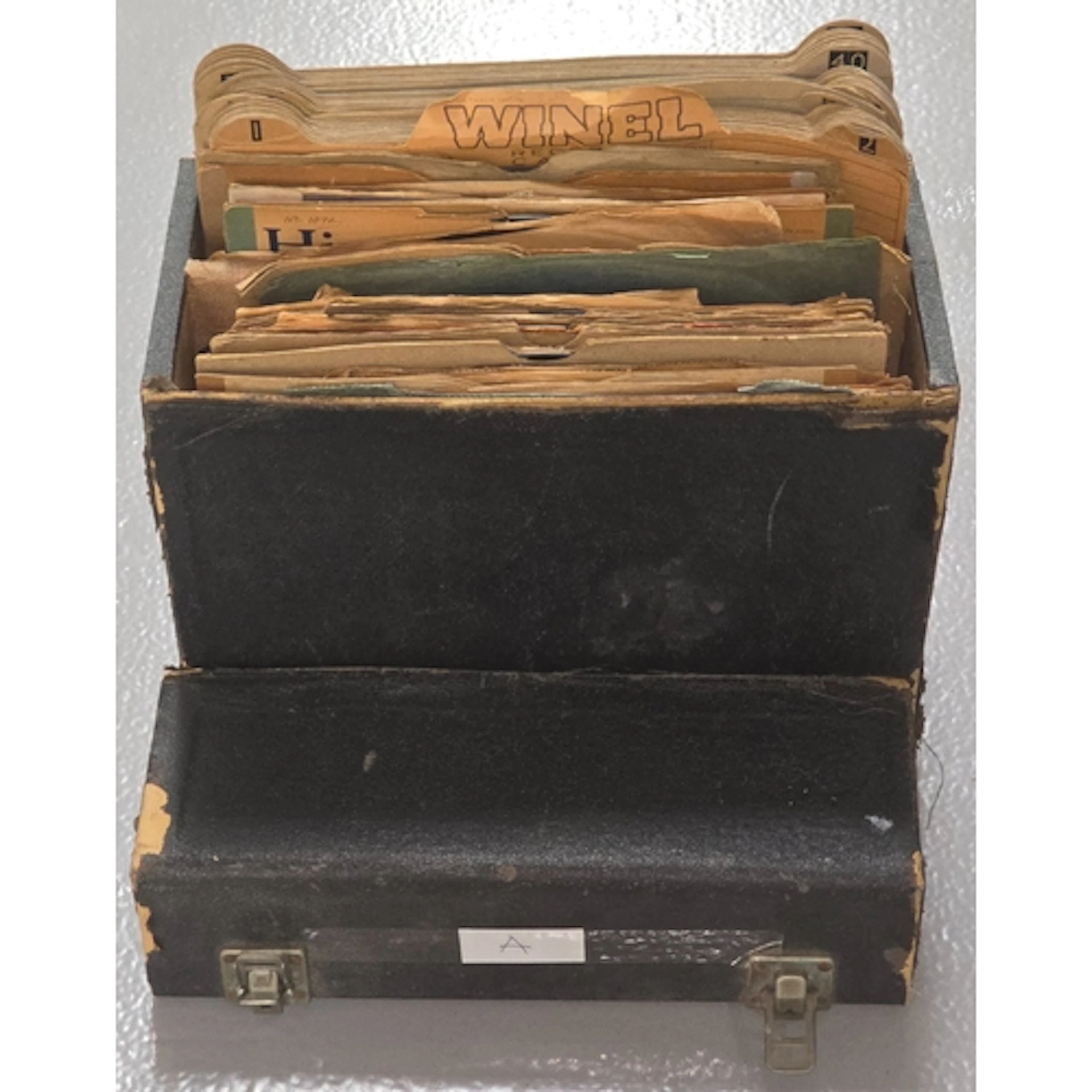 A case of jazz/swing 78rpm gramophone records. Artists "A" t...