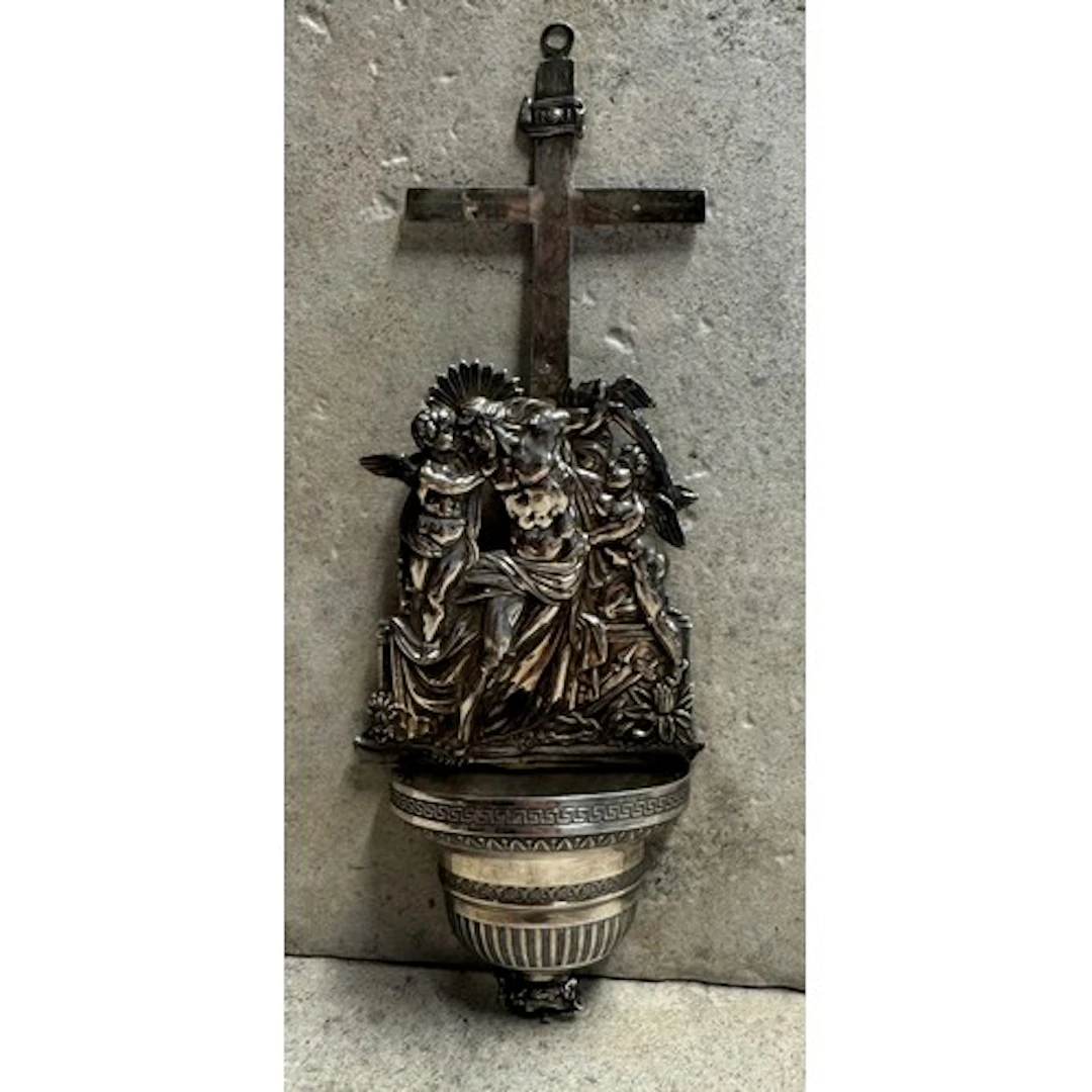 A 19th Century silver crucifix. Approx. 52 grams. Est. £100 ...