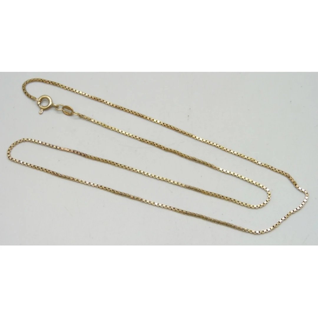 A 9ct gold box chain necklace, 3.5g, 48cm, repaired