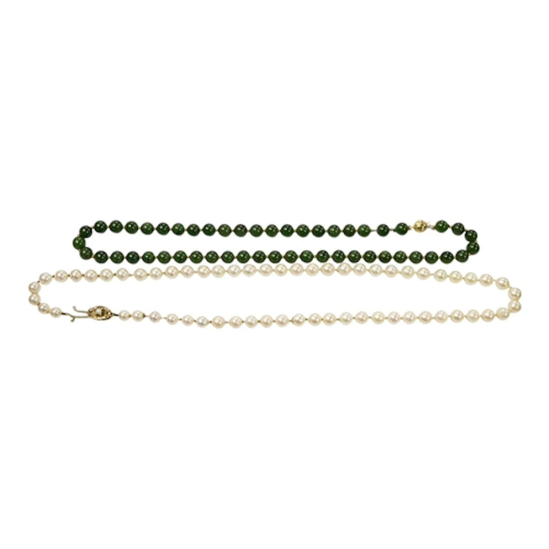 A single strand cultured pearl necklace, with a cultured pea...