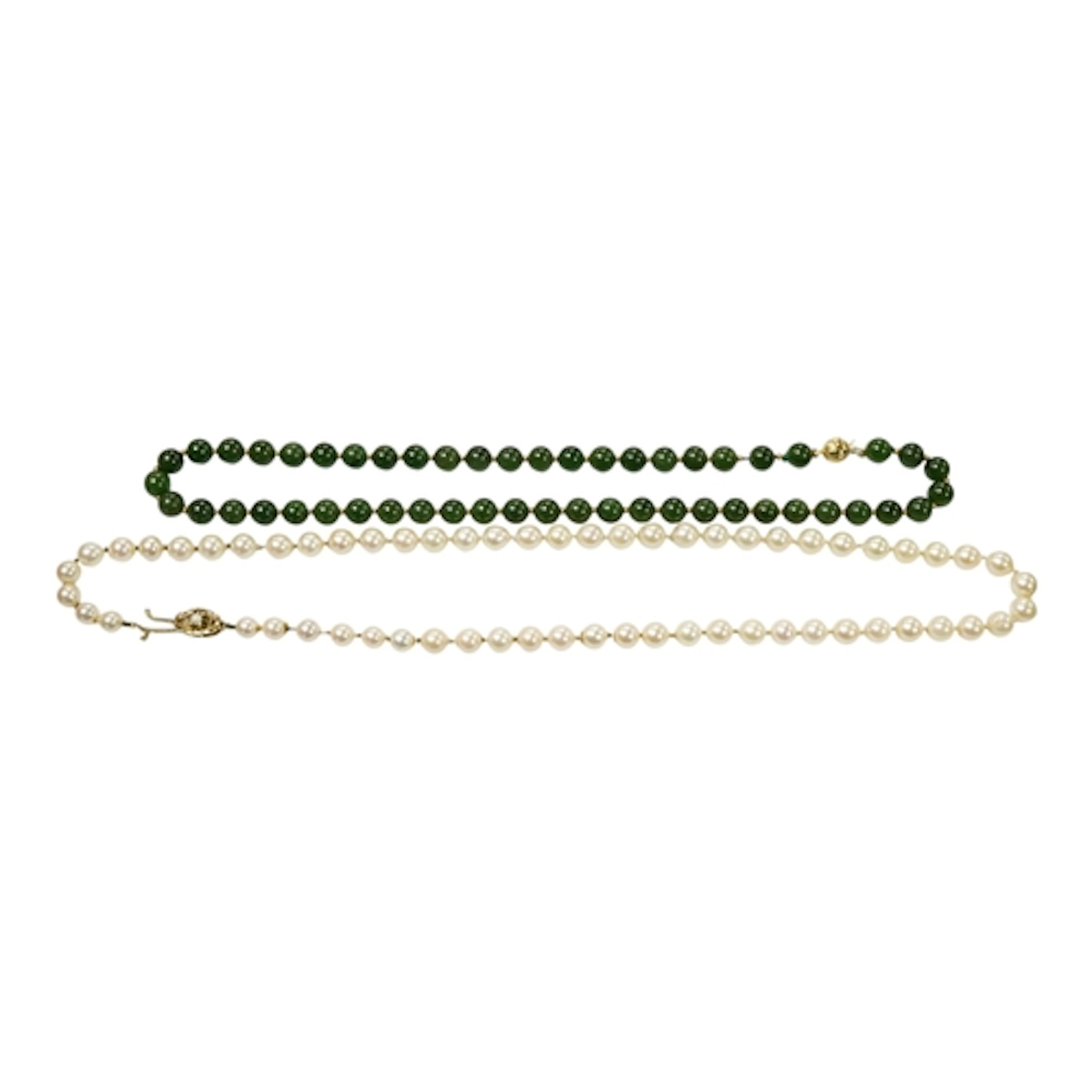 A single strand cultured pearl necklace, with a cultured pea...
