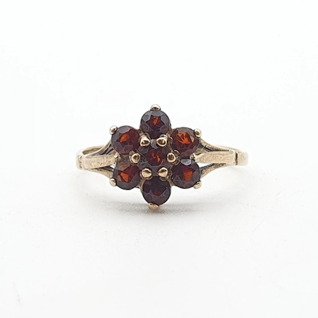 A vintage 9ct gold Garnet Cluster Ring, ring size L 1/2, 1.5...