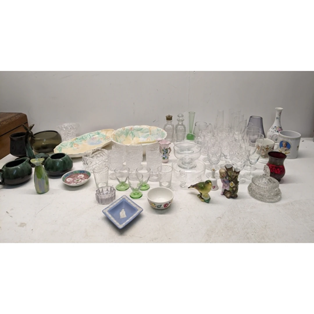A mixed lot of ceramics and glassware to include a set of si...