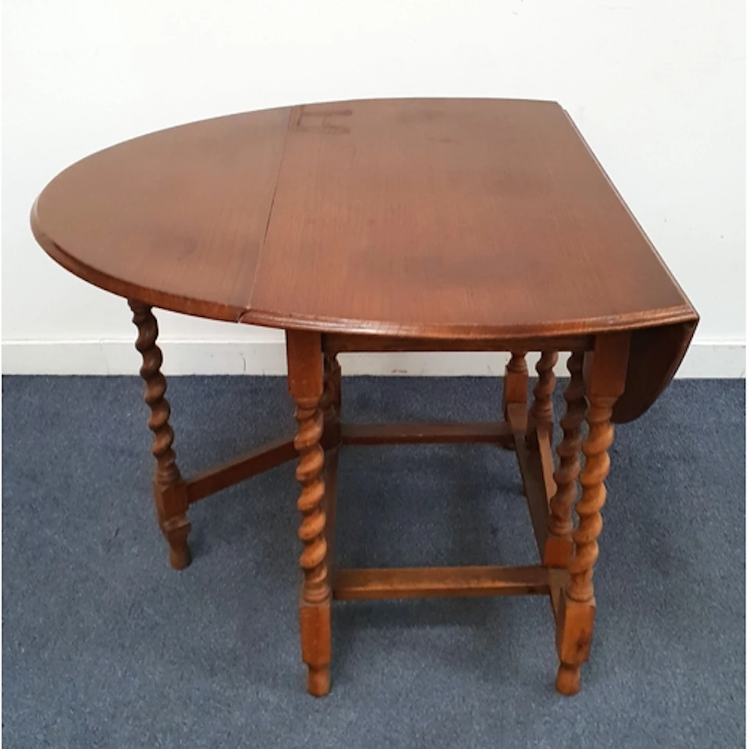 GATELEG DROP-LEAF TABLE the drop-leaf oval top with hinged f...