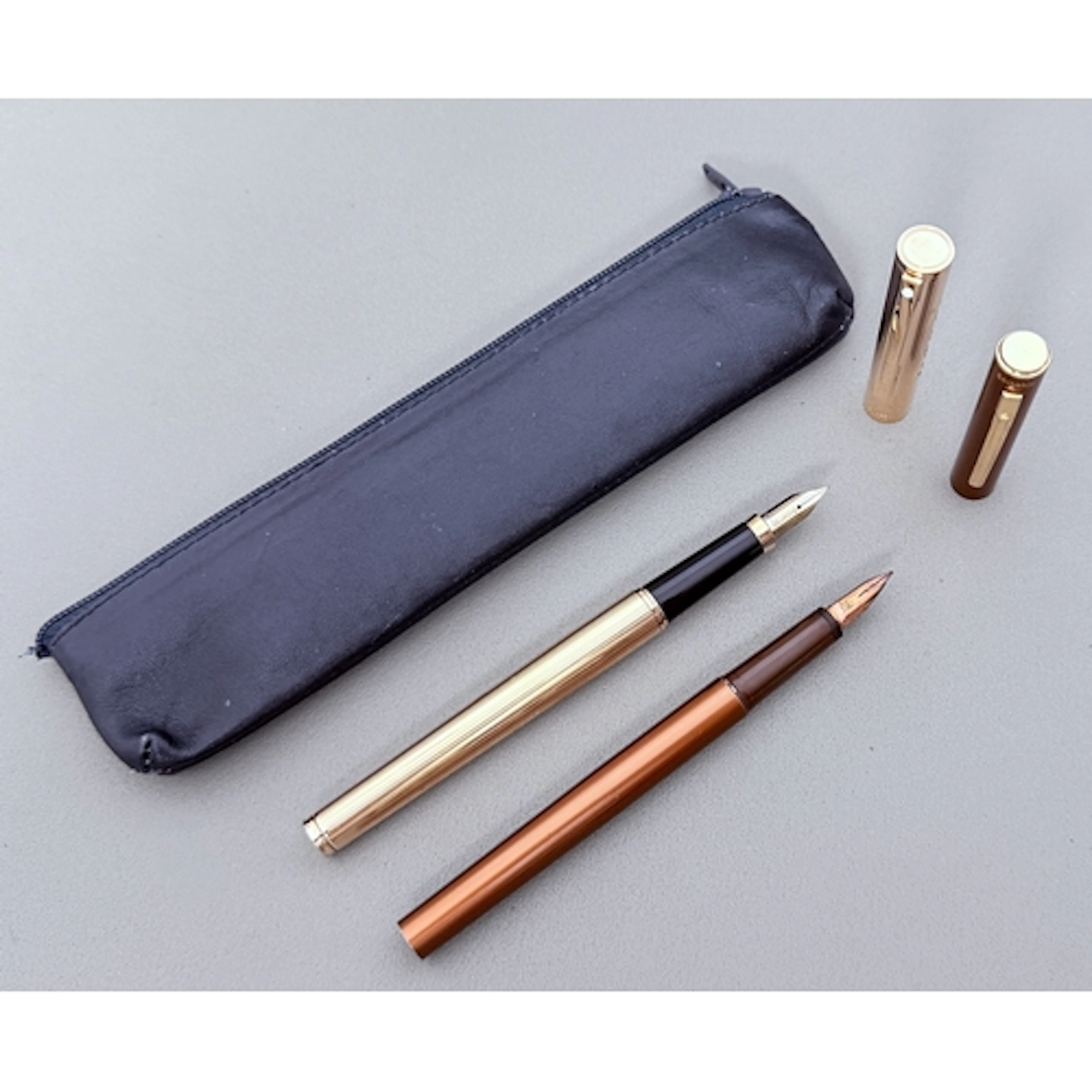 A Sheaffer Fashion II fountain pen - gold plated with a meta...