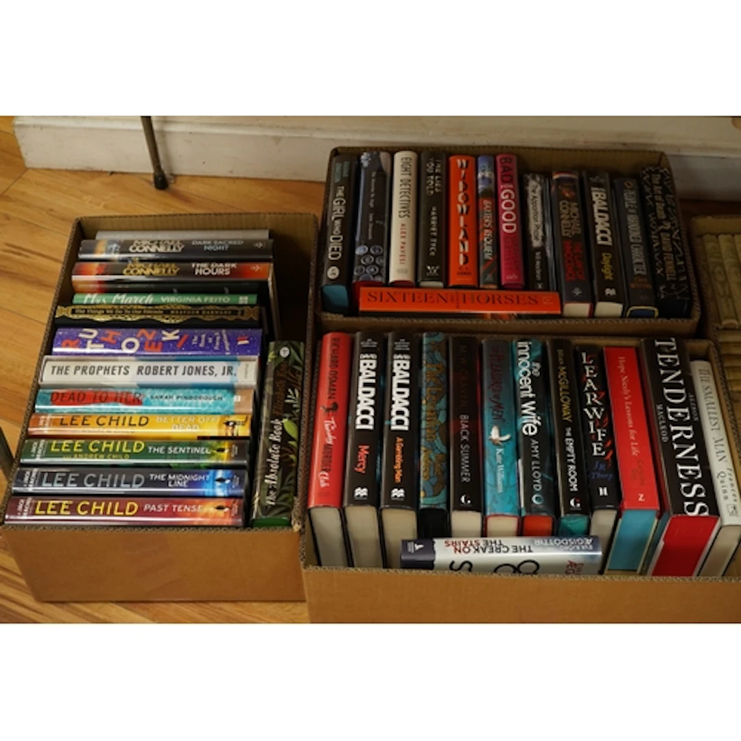 ° ° A collection of over 38 signed modern firsts all with du...