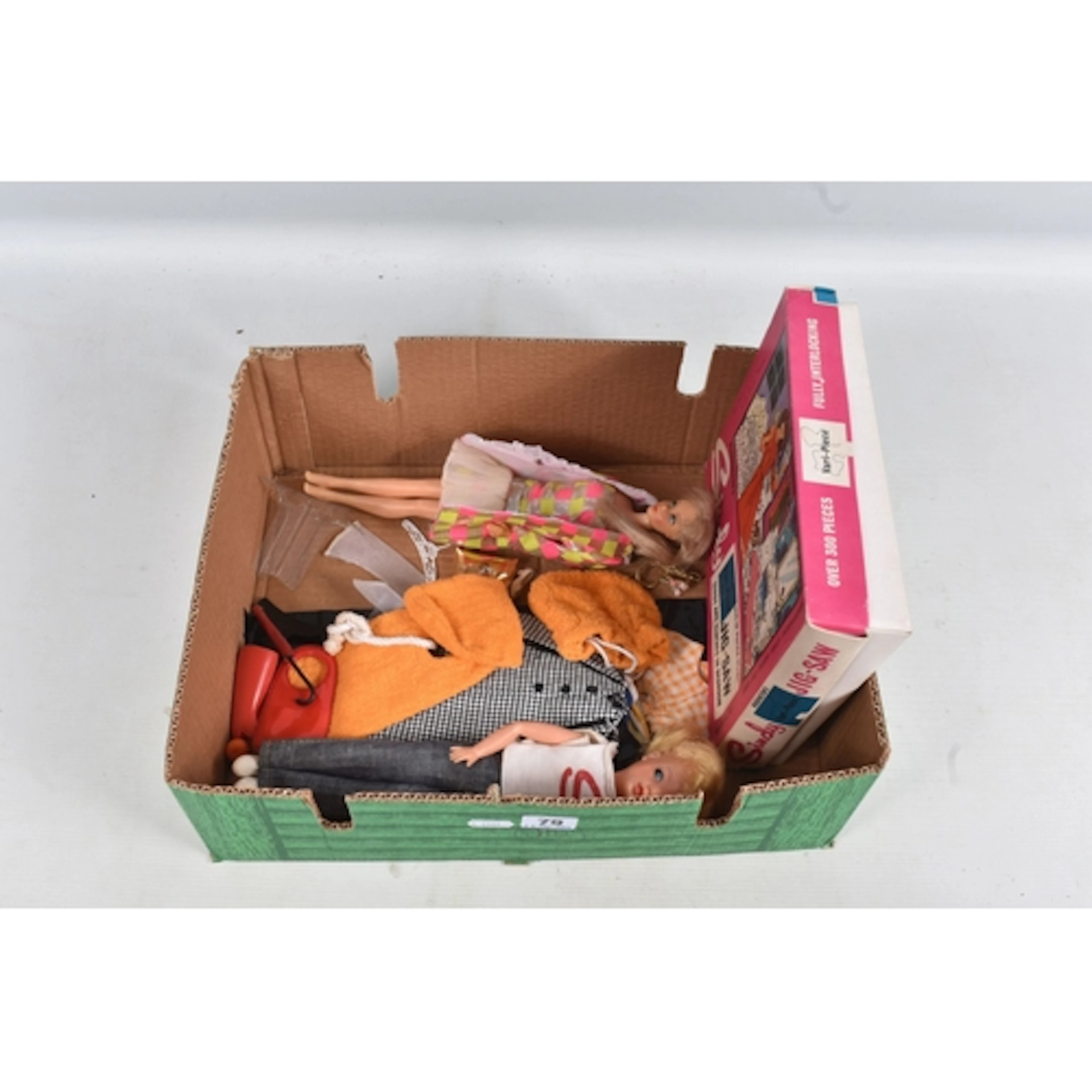 AN UNBOXED PEDIGREE SINDY DOLL, CLOTHING AND ACCESSORIES, un...