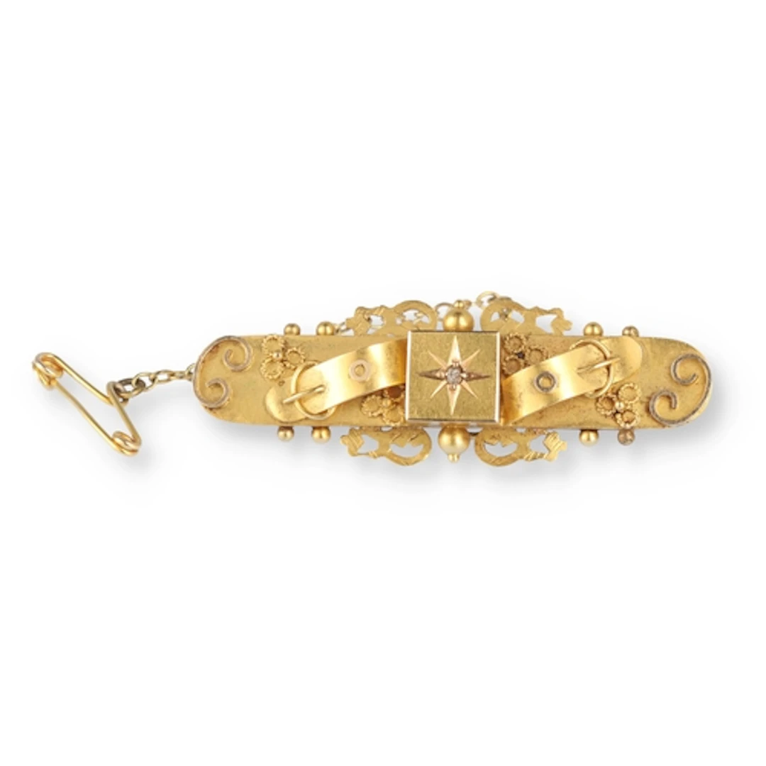 AN EDWARDIAN 15 CARAT GOLD BROOCH Presented to Mrs R Giggins...