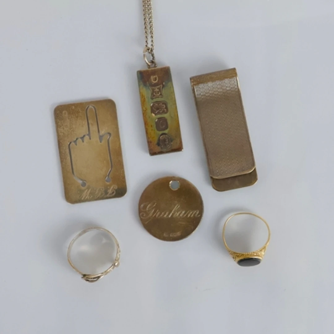 A selection of jewellery, including a 9ct gold signet ring, ...