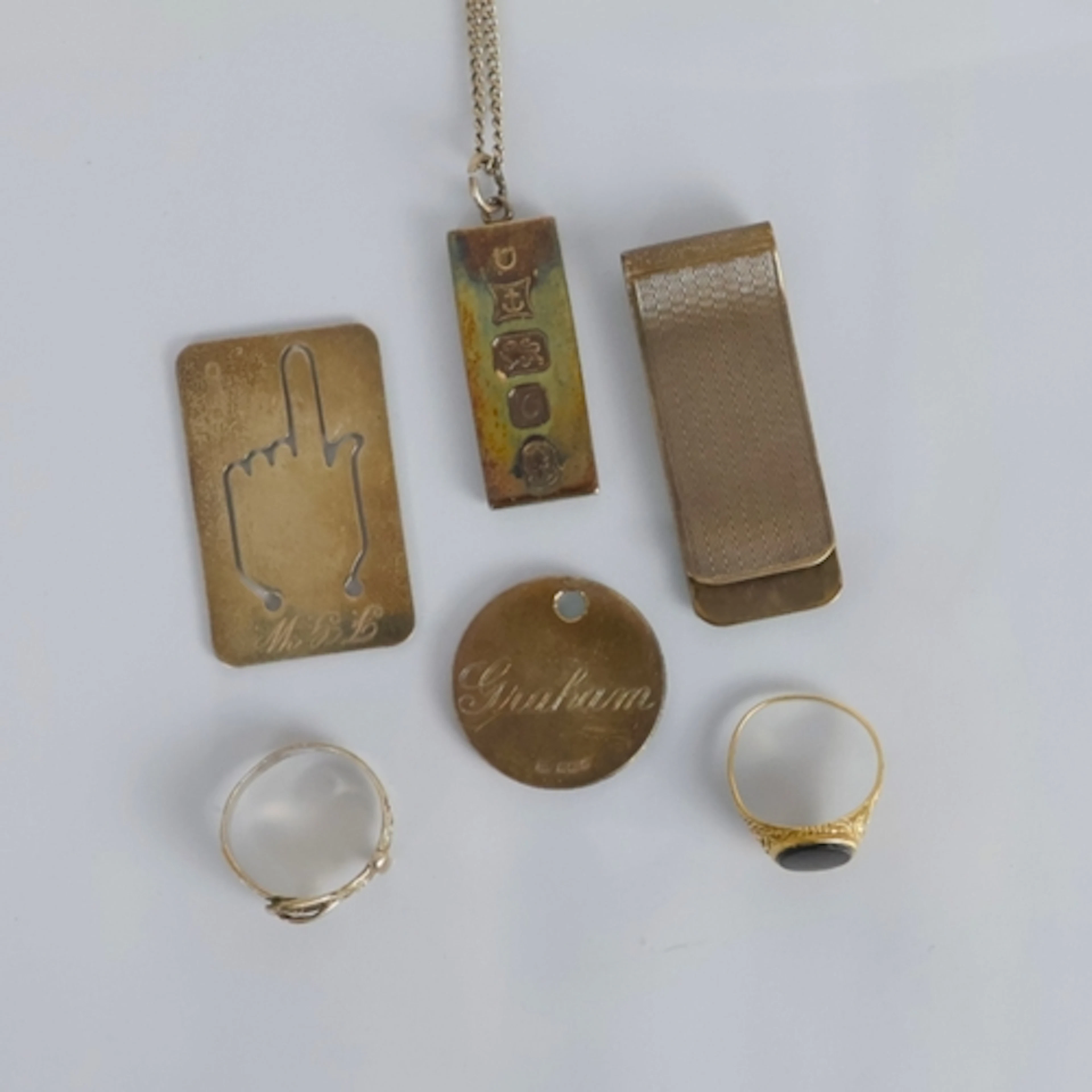 A selection of jewellery, including a 9ct gold signet ring, ...