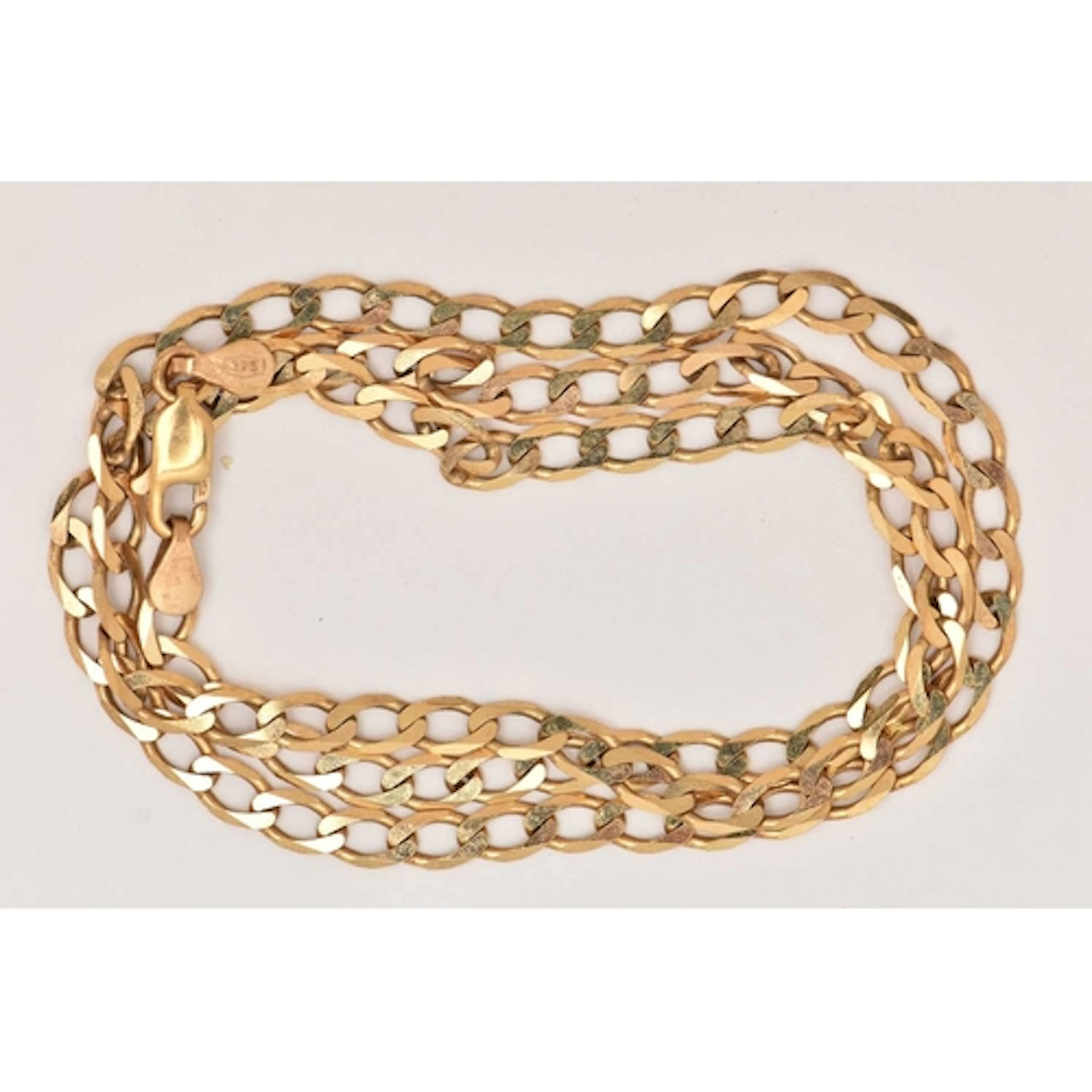 A 9CT YELLOW GOLD CURB LINK CHAIN NECKLACE, a flat curb link...