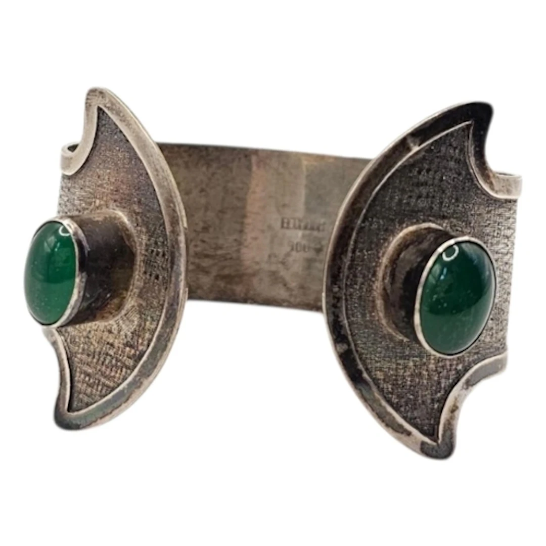 A VINTAGE ECUADOR SILVER AND GREEN GLASS BANGLE Old Aztec de...