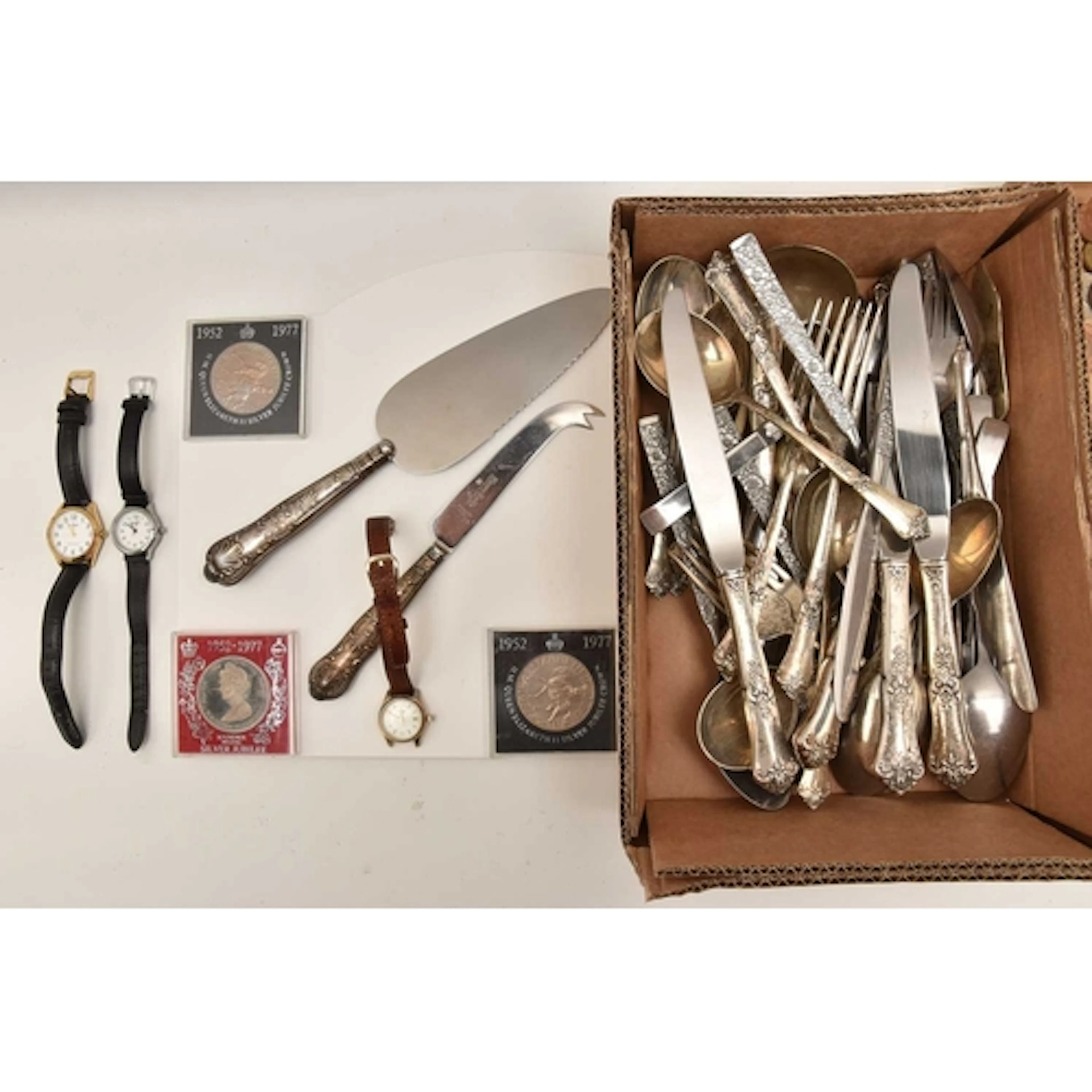 AN ASSORTMENT OF ITEMS, to include a silver handled cheese k...