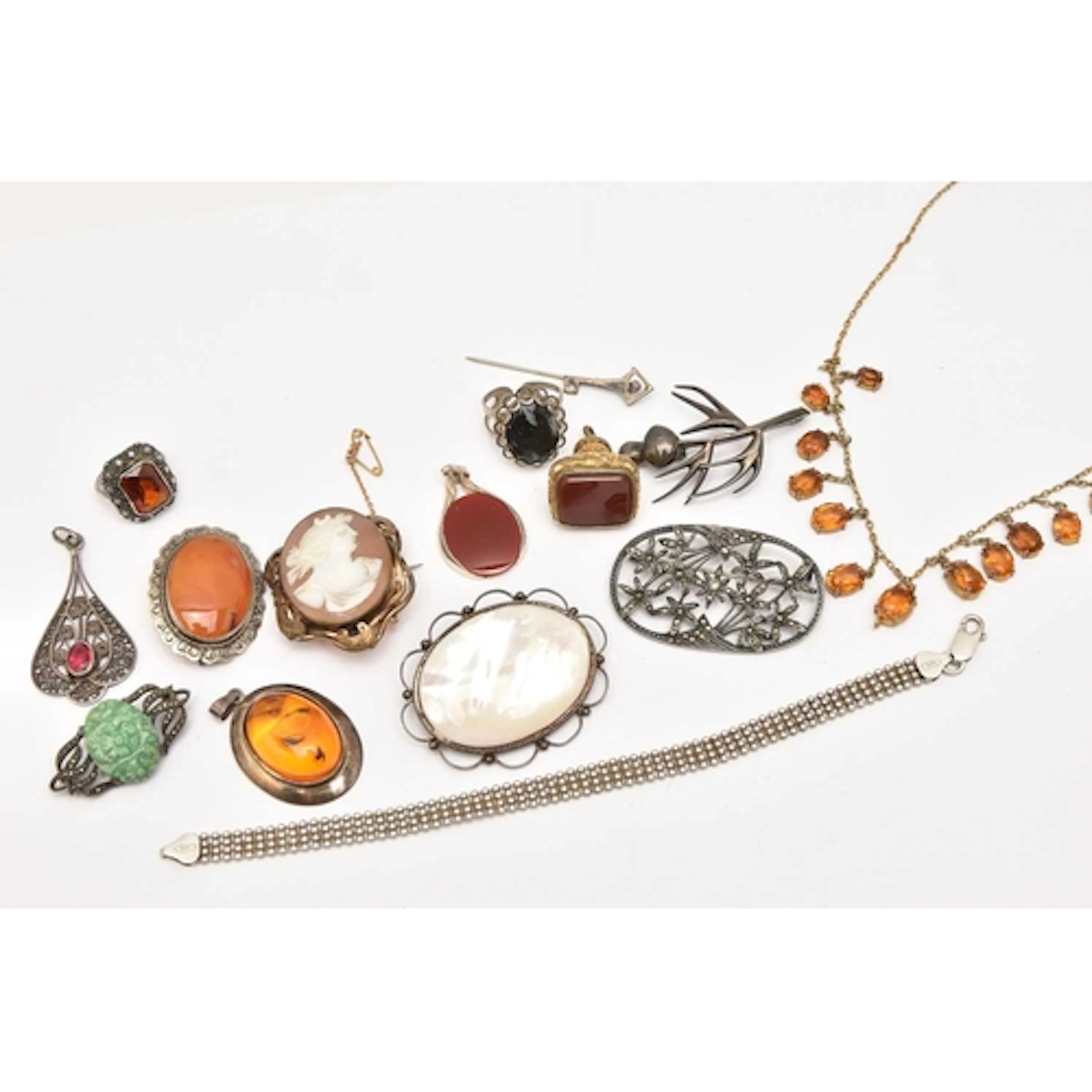AN ASSORTMENT OF JEWELLERY, a selection of white metal to in...