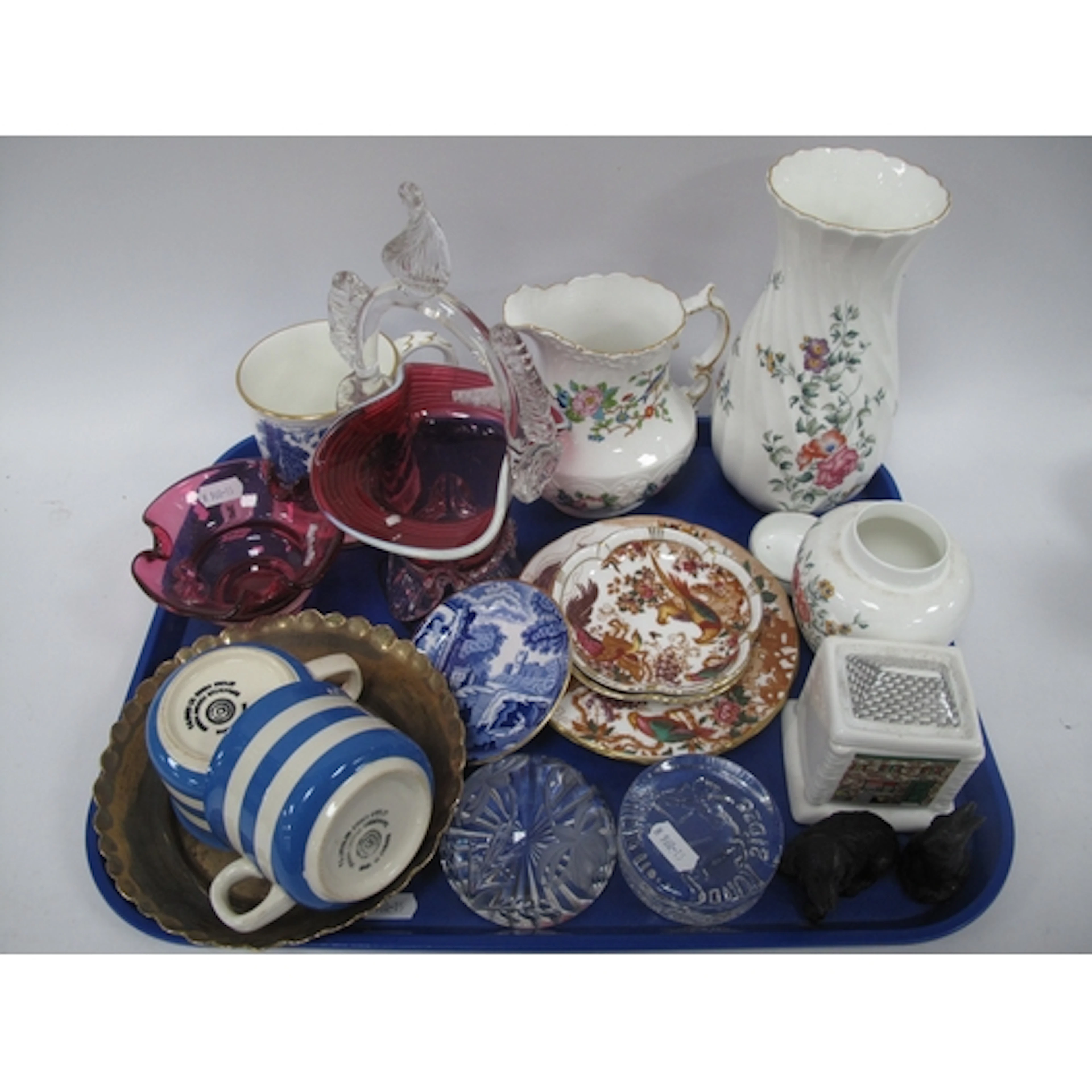 Ceramics and glassware, comprising Wedgwood "Avebury" vase (...