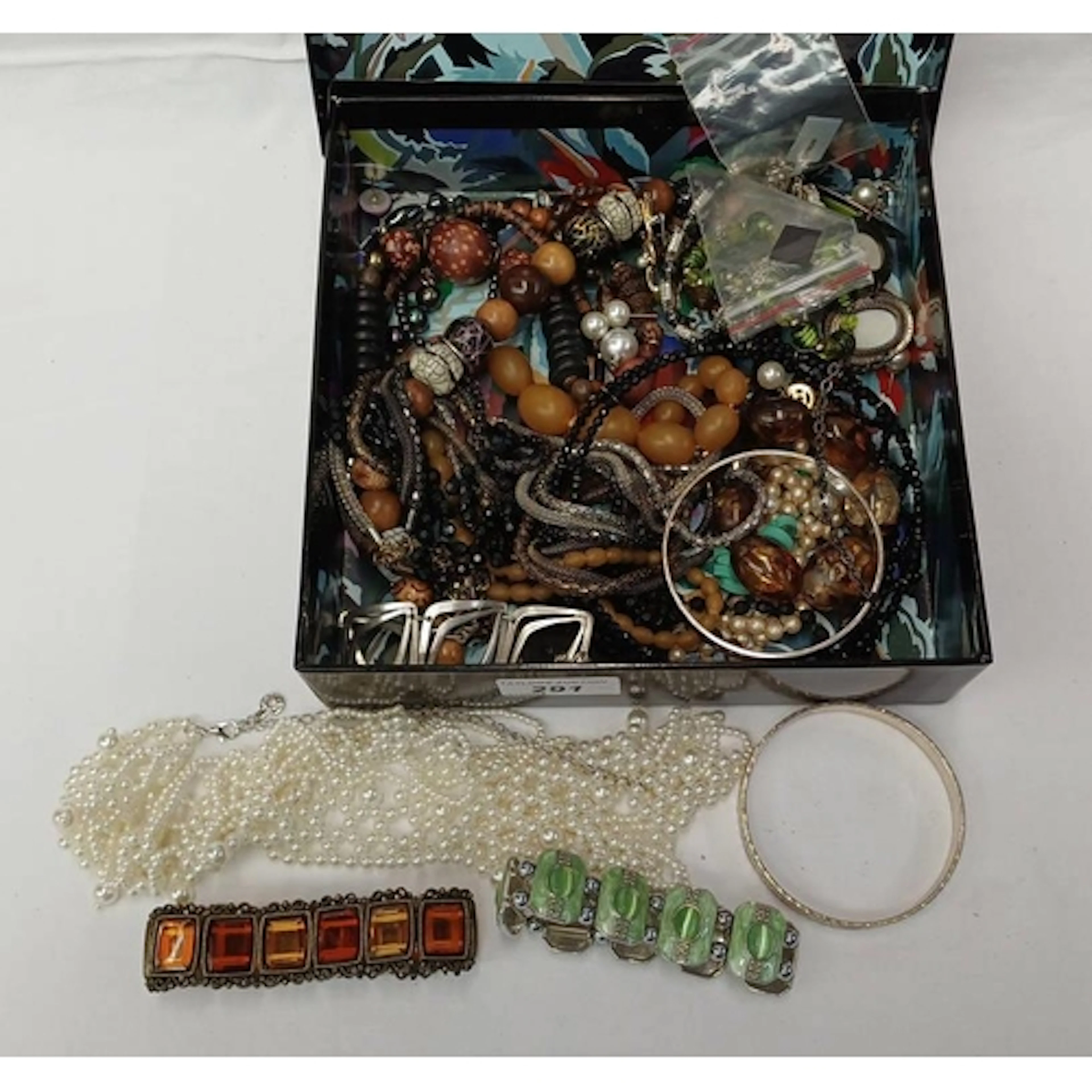 SELECTION OF VARIOUS COSTUME JEWELLERY INCLUDING BRACELETS, ...