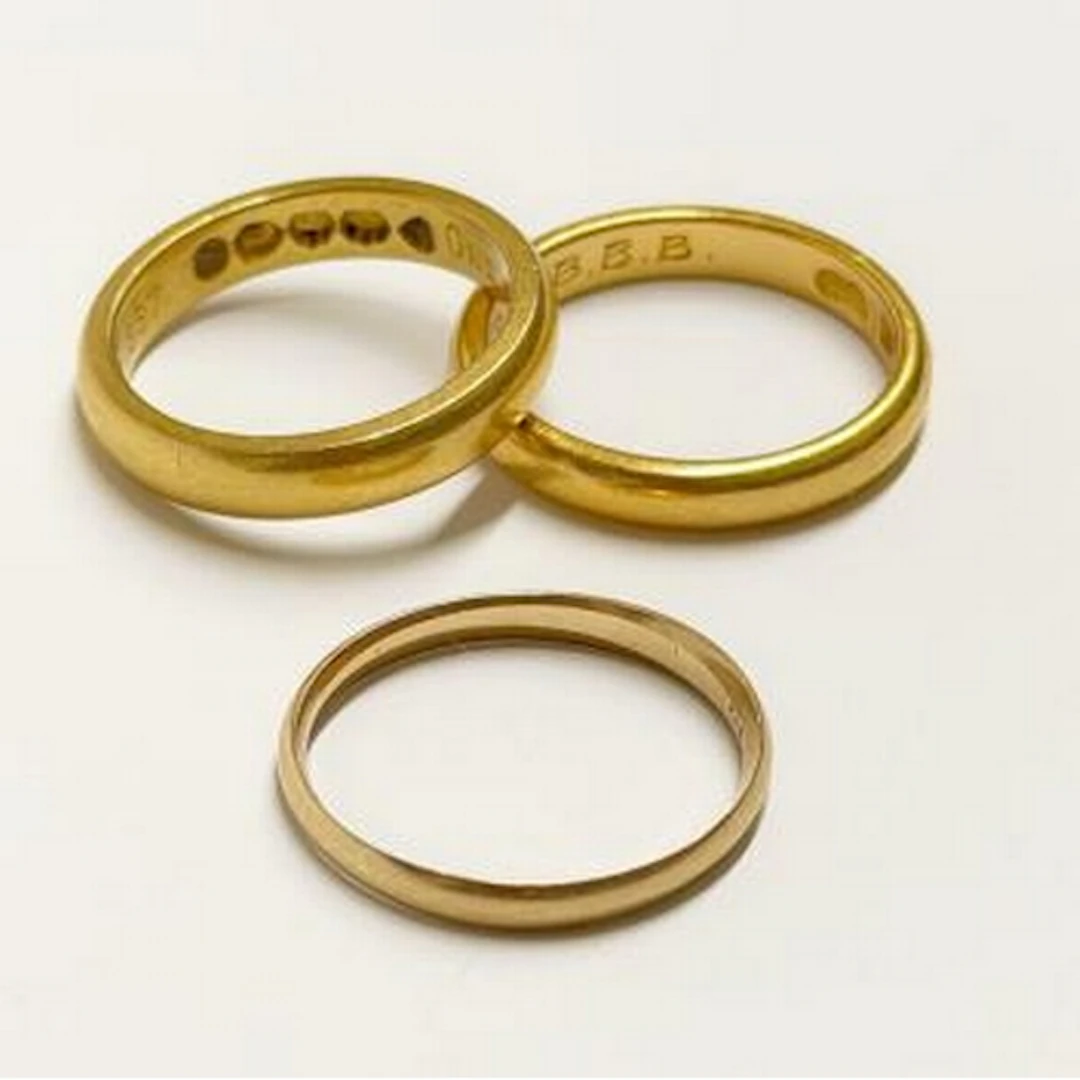 Three gold wedding bands, late 19th-mid 20th century, compri...