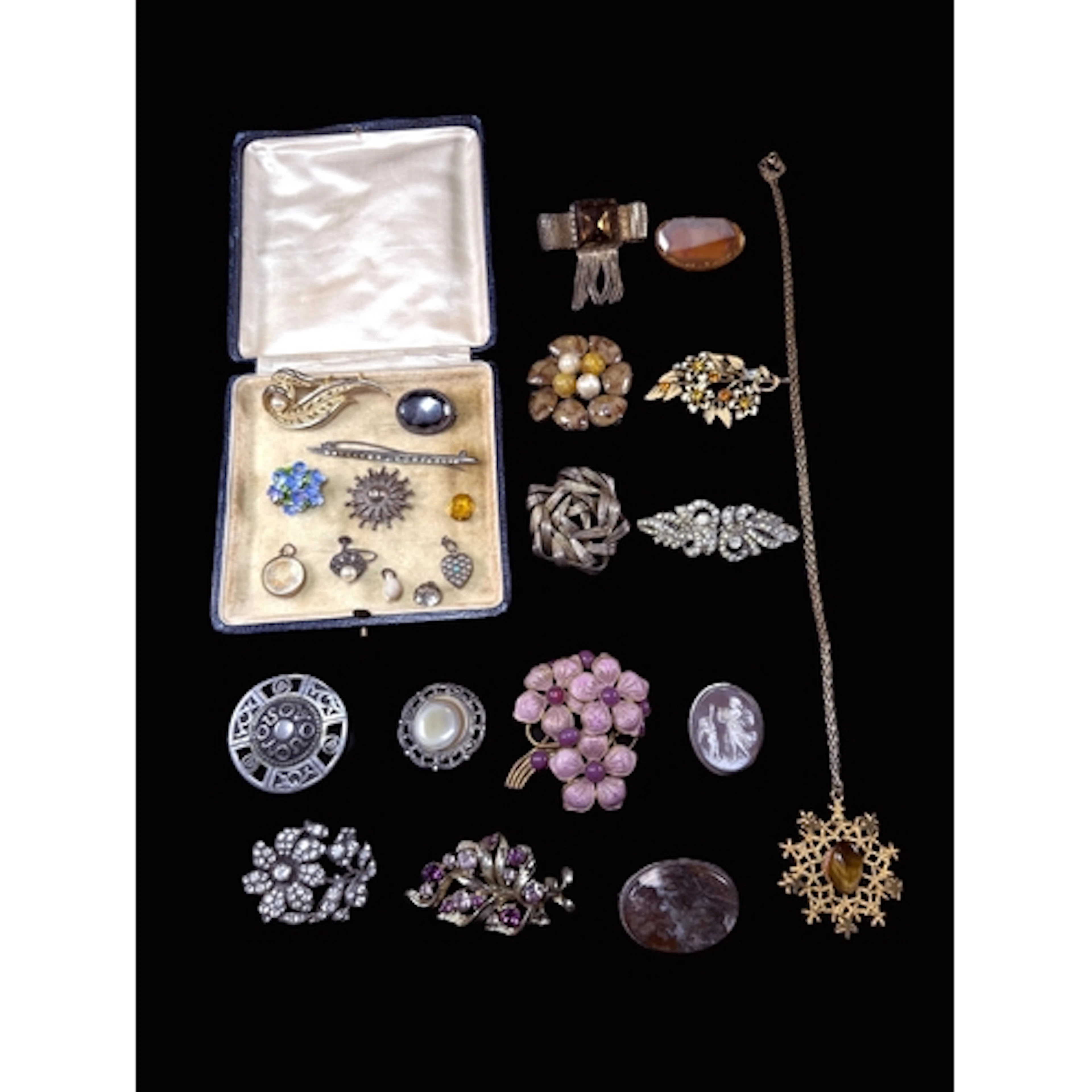 A selection of vintage brooches including diamante, hardston...