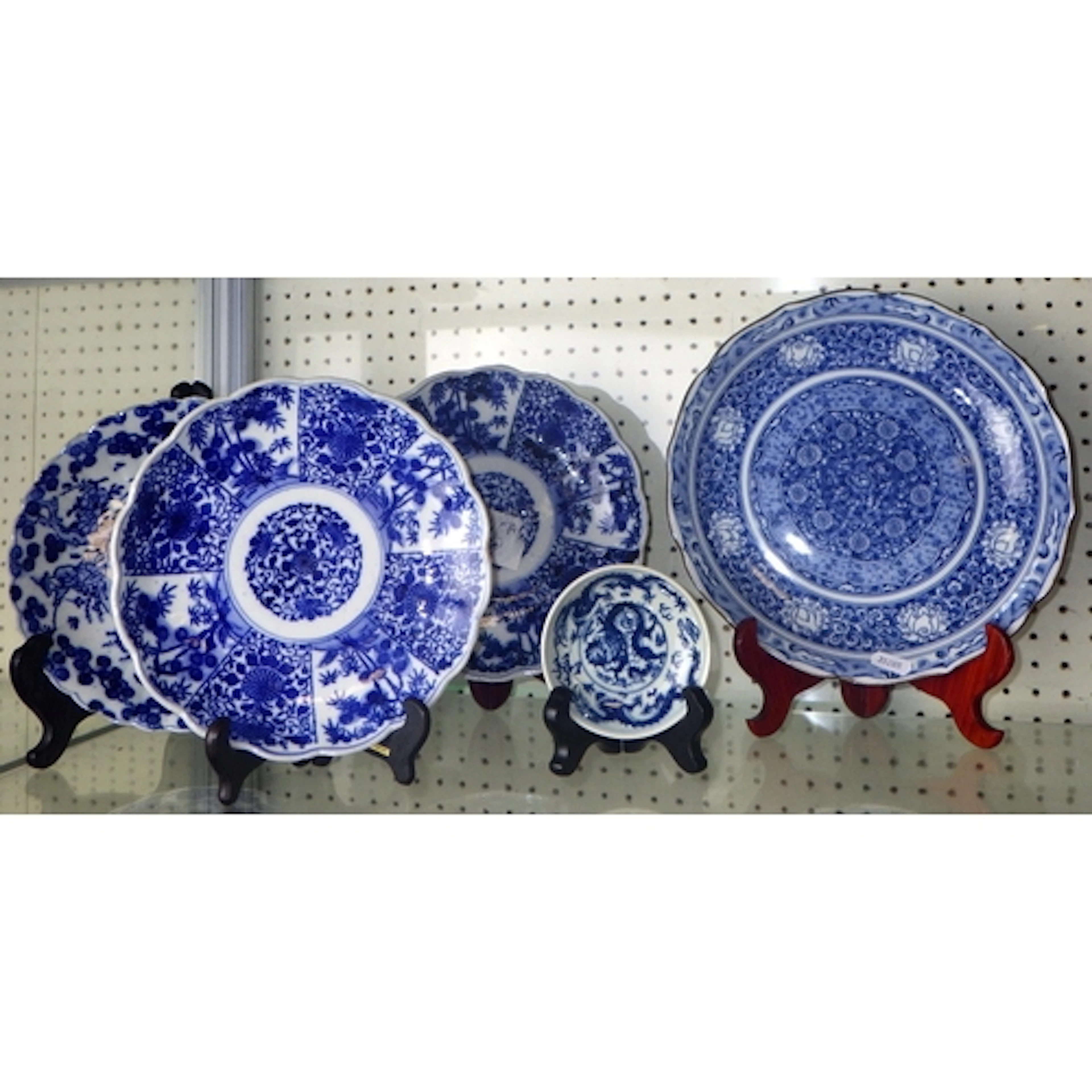 A group of five Oriental plates (5)
