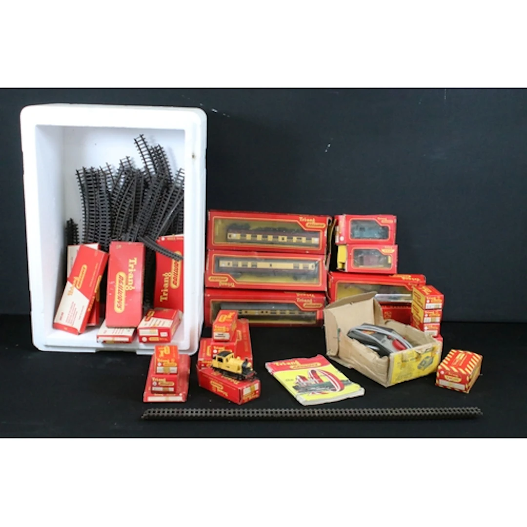 Quantity of Triang Hornby OO gauge model railway to include ...