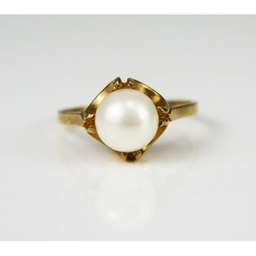 A cultured pearl ring in a 9ct yellow gold setting, 7.9mm pe...